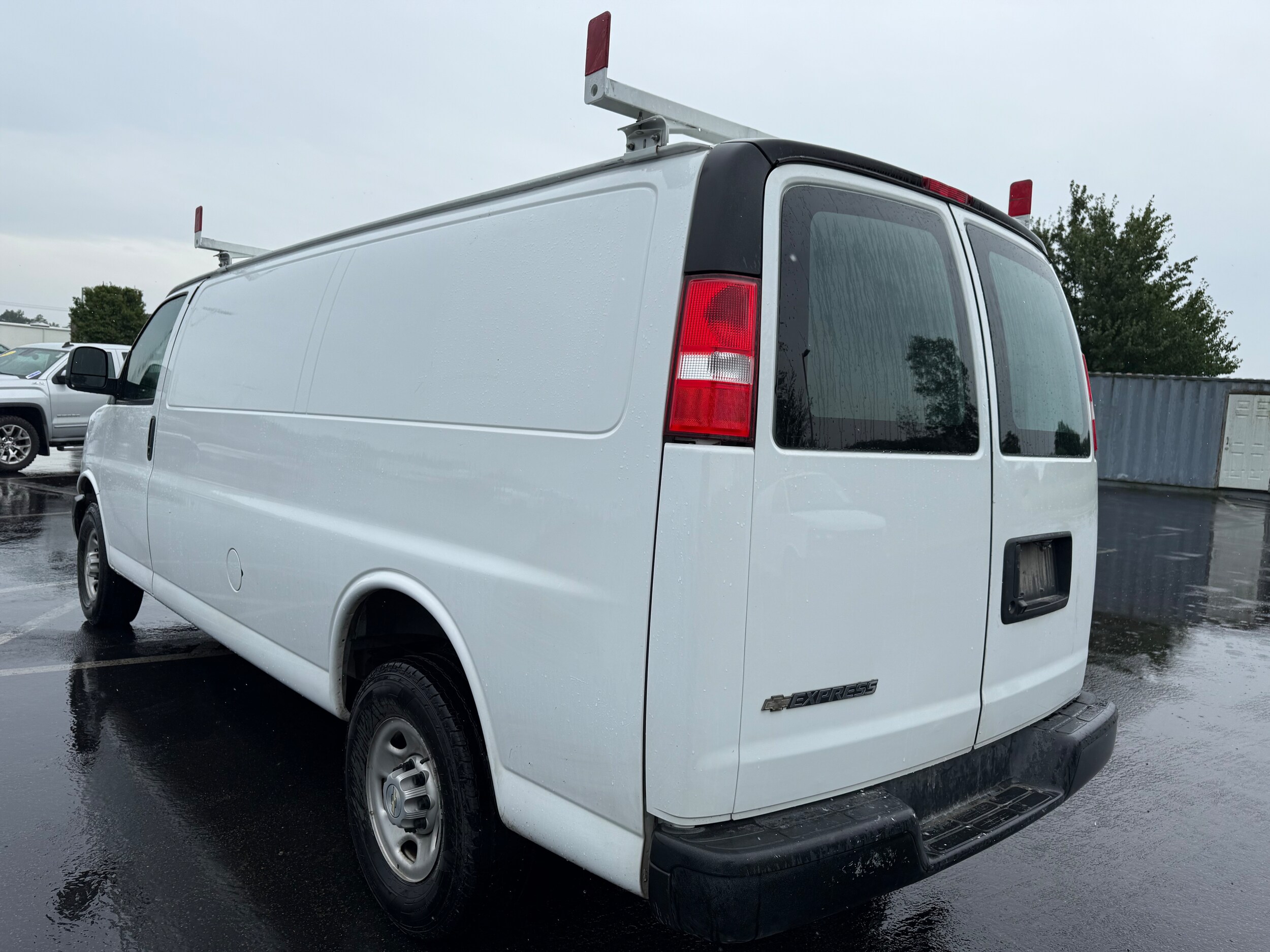 2022 Chevrolet Express 2500 Work Cargo Van photo 2