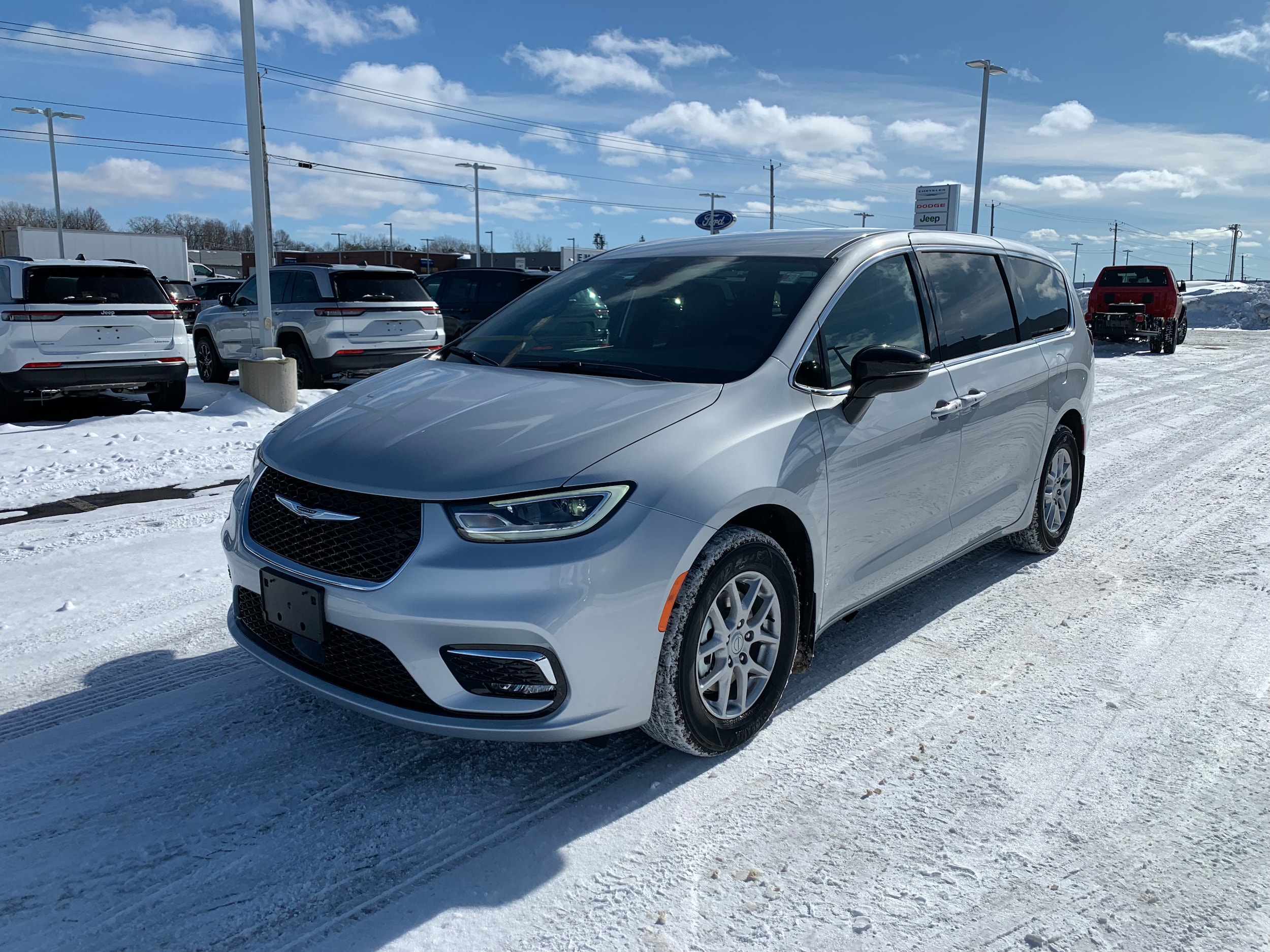 2026 Chrysler Pacifica Select's photo