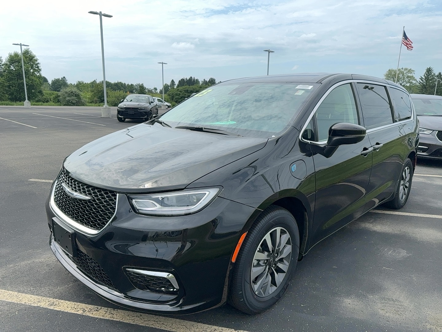 2023 Chrysler Pacifica Hybrid Touring L's photo