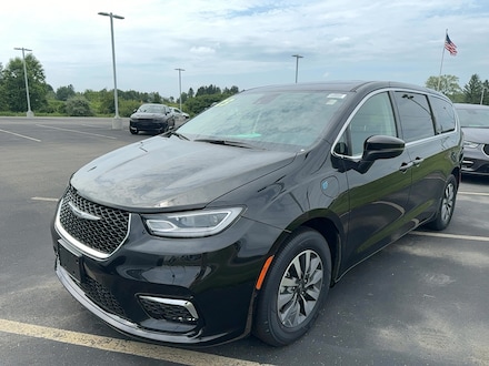 2023 Chrysler Pacifica Hybrid PLUG-IN  TOURING L Passenger Van