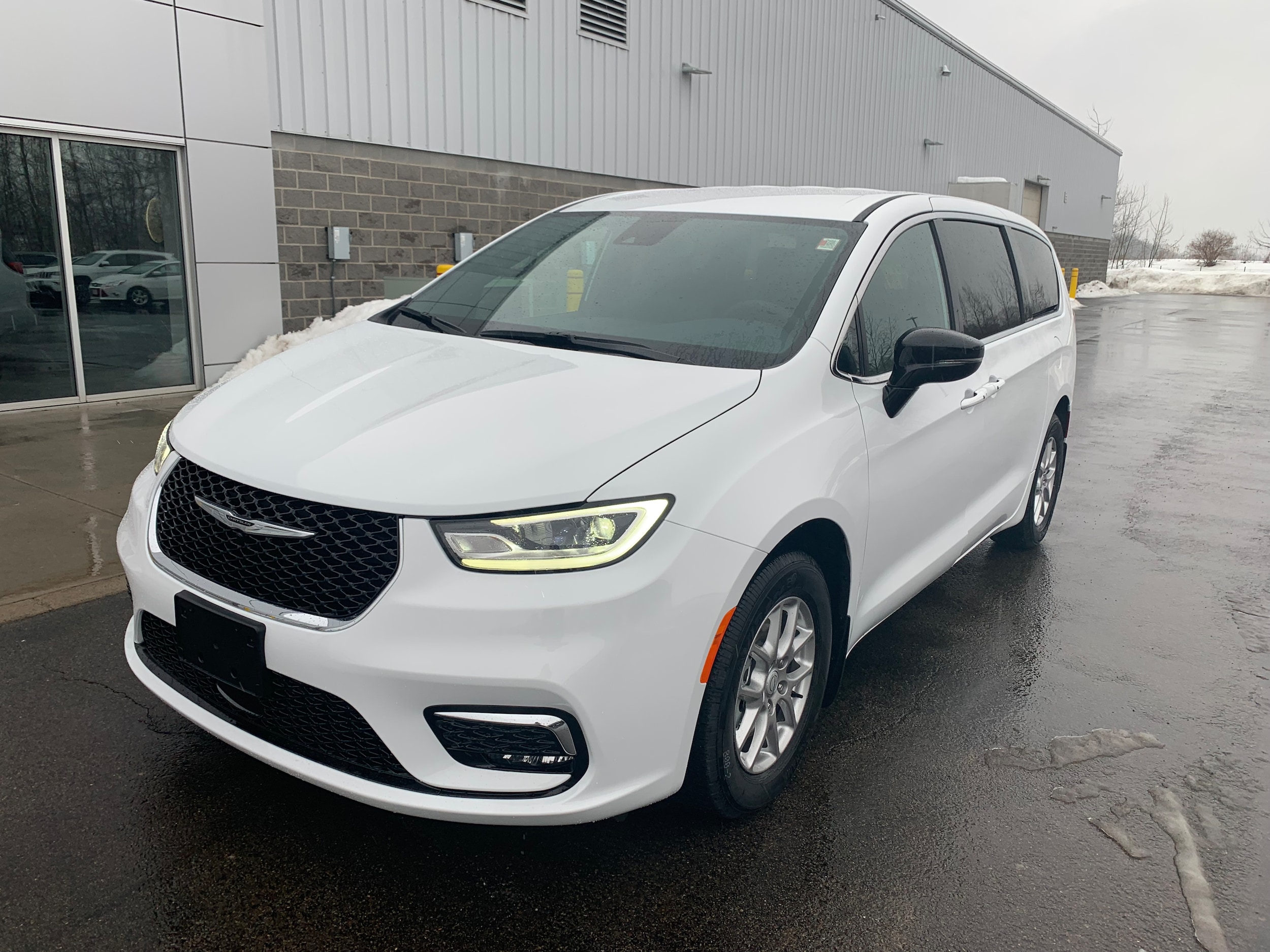 2026 Chrysler Pacifica Select's photo