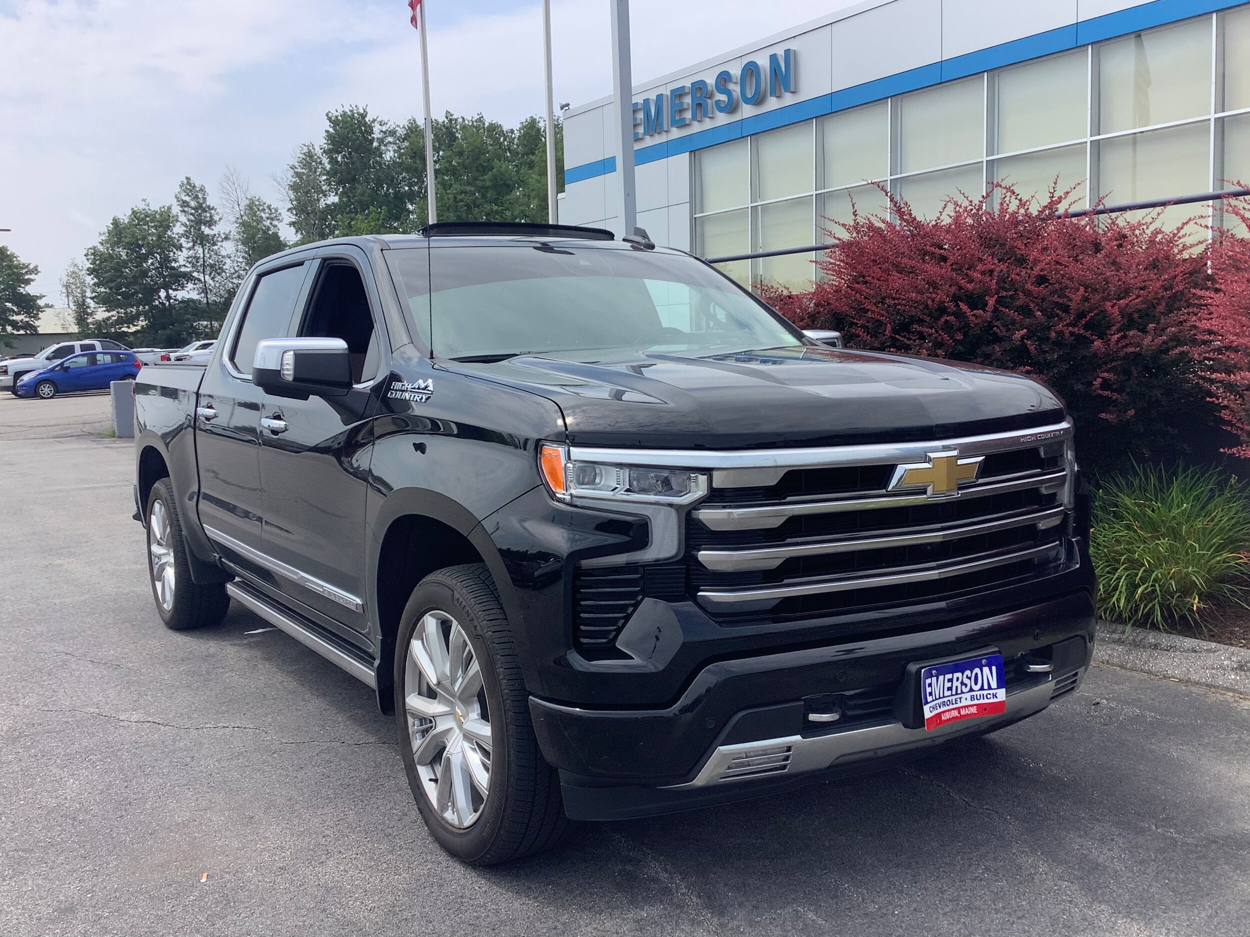 2023 Chevrolet Silverado 1500 High Country photo 3
