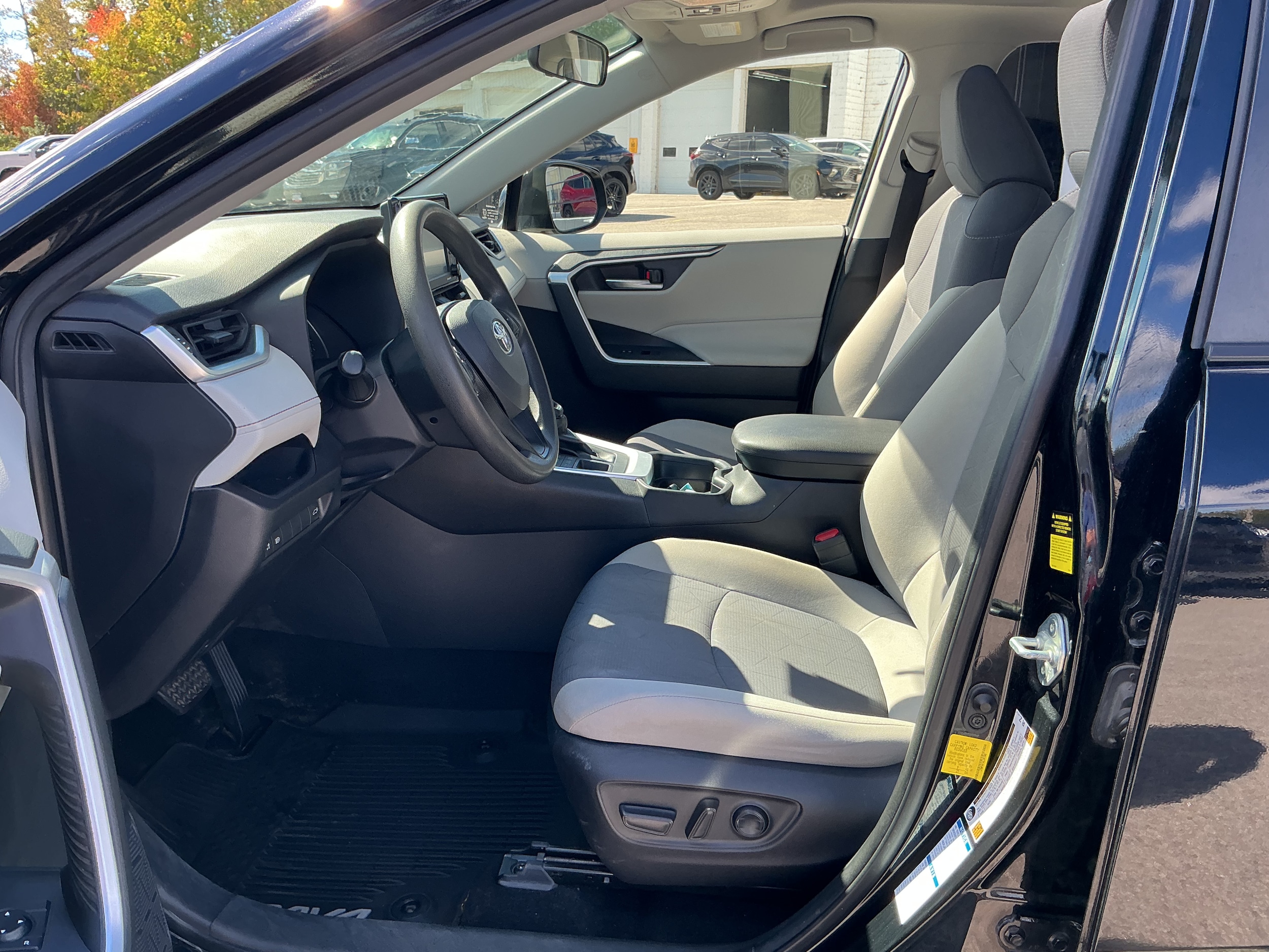 2020 Toyota RAV4 XLE - Photo 10