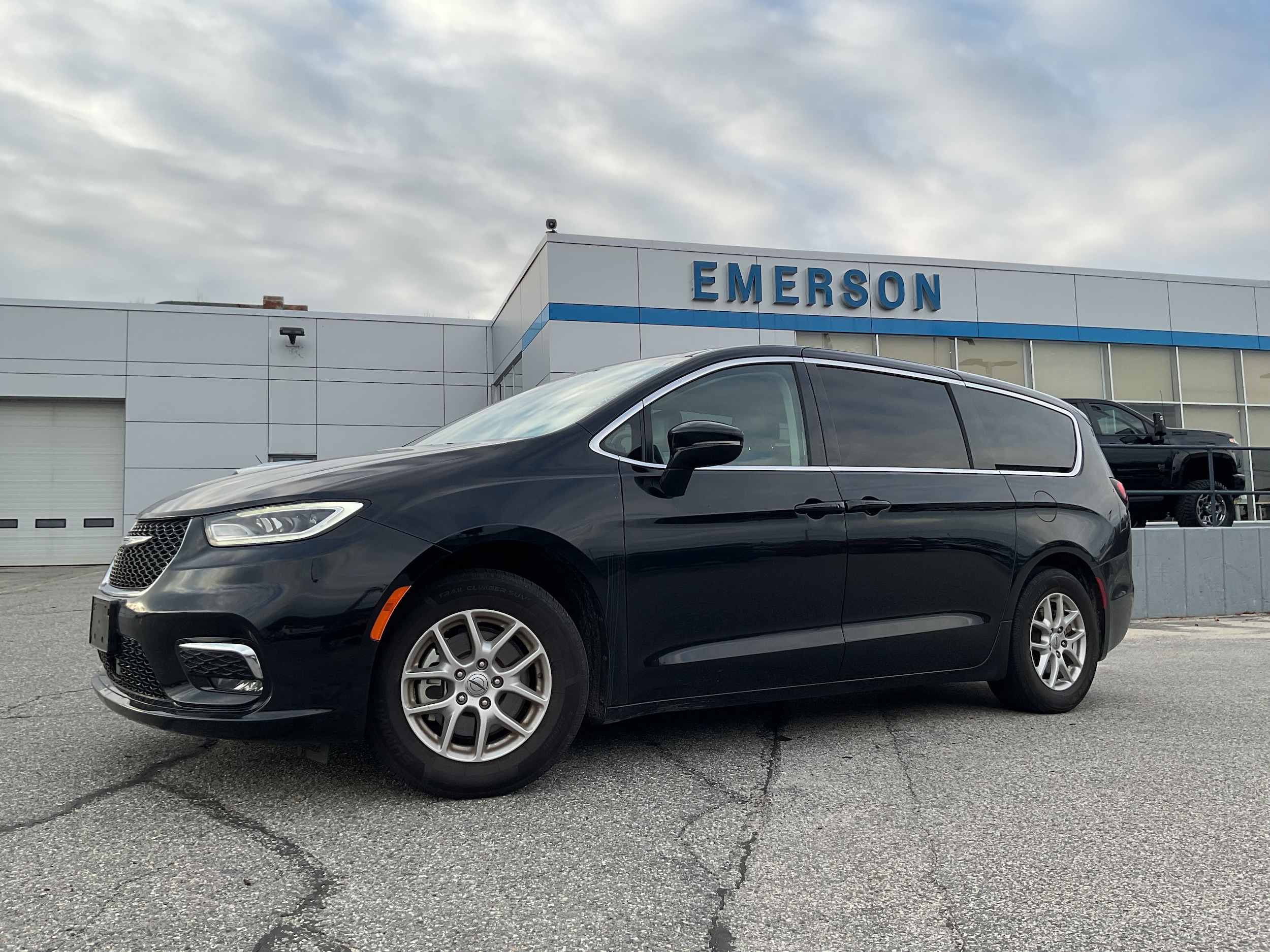 2024 Chrysler Pacifica Touring L's photo