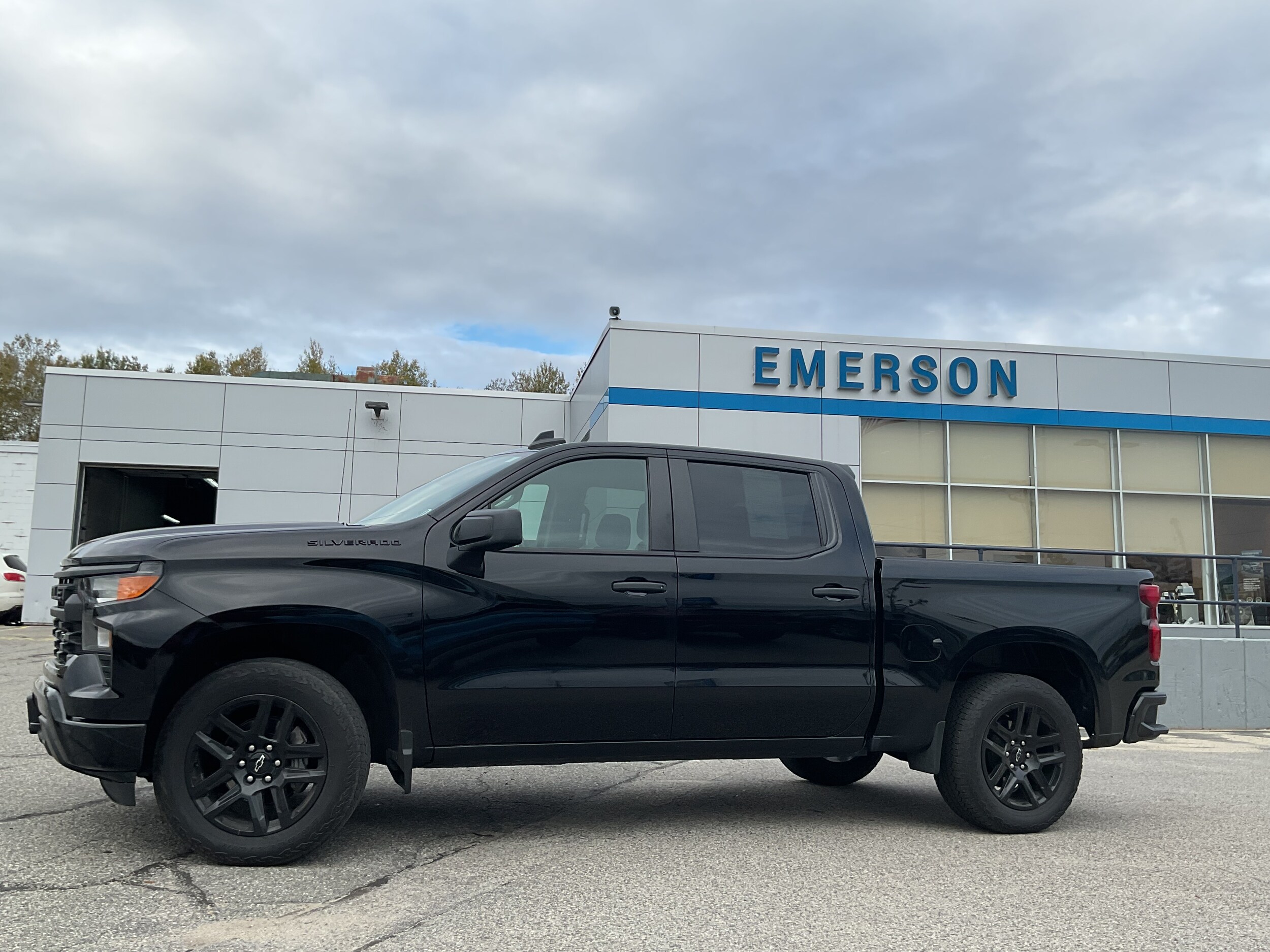 2023 Chevrolet Silverado 1500 Custom photo 3