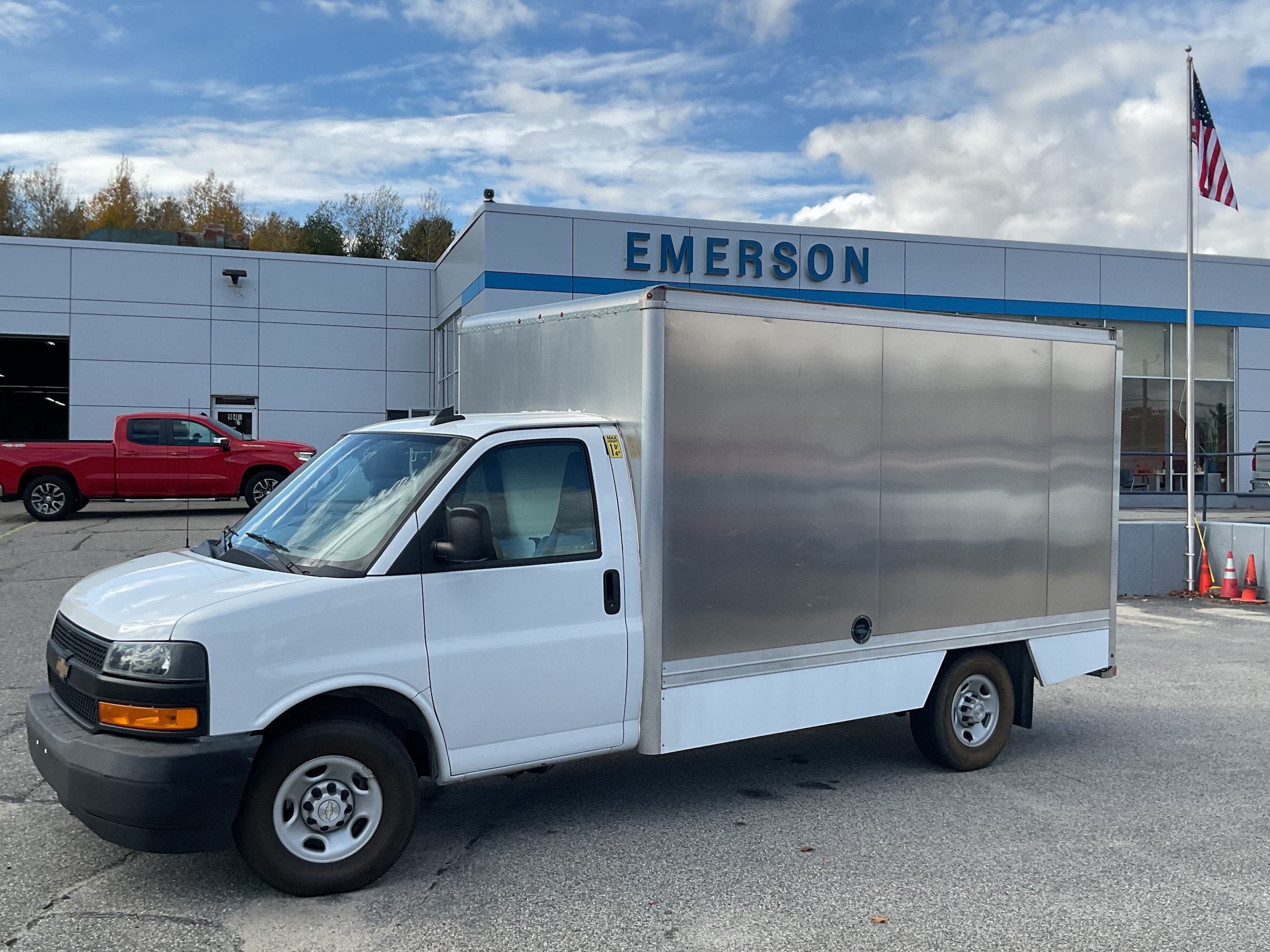 2023 Chevrolet Express Cutaway Base's photo