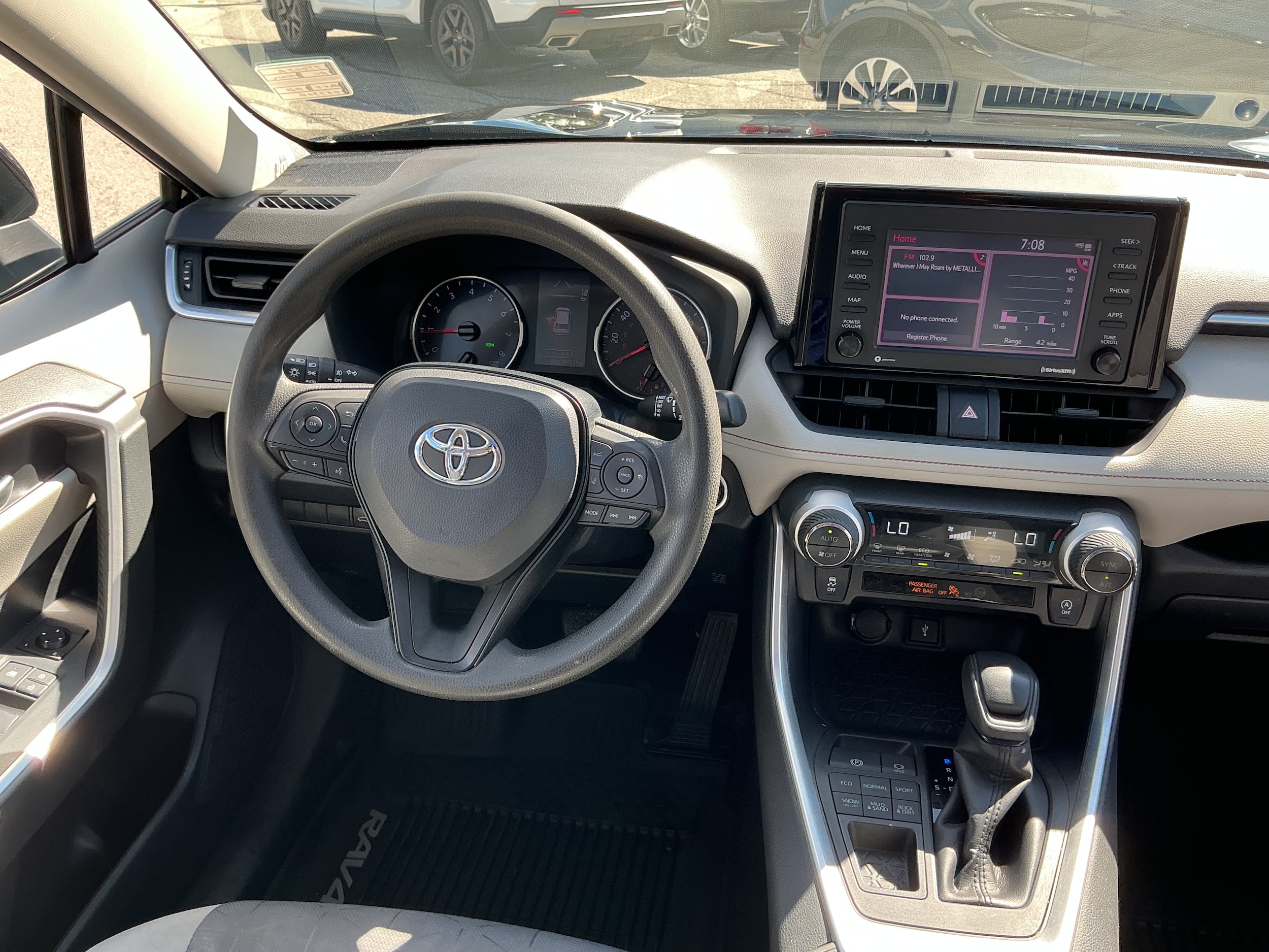 2020 Toyota RAV4 XLE - Photo 8