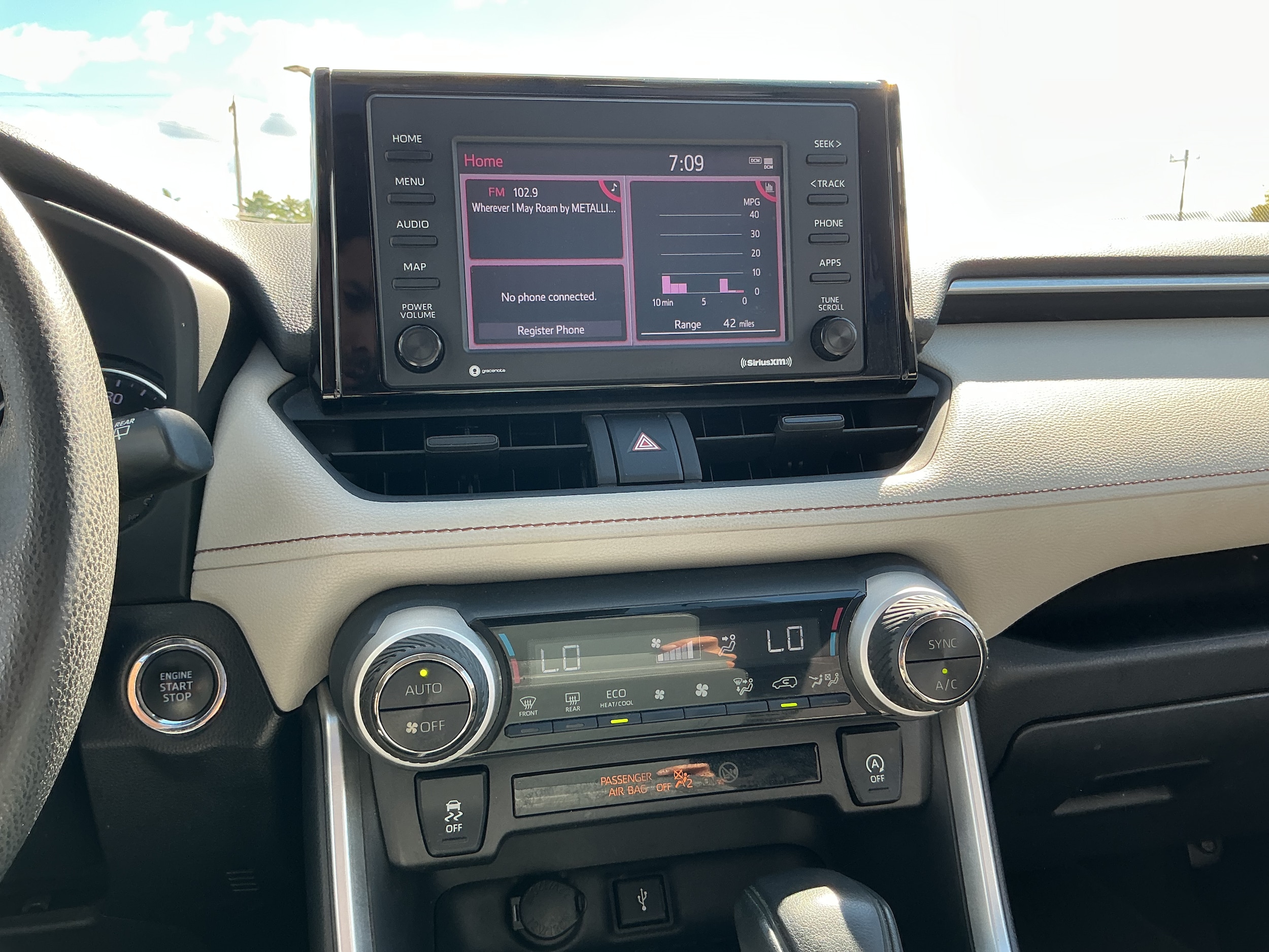 2020 Toyota RAV4 XLE - Photo 12
