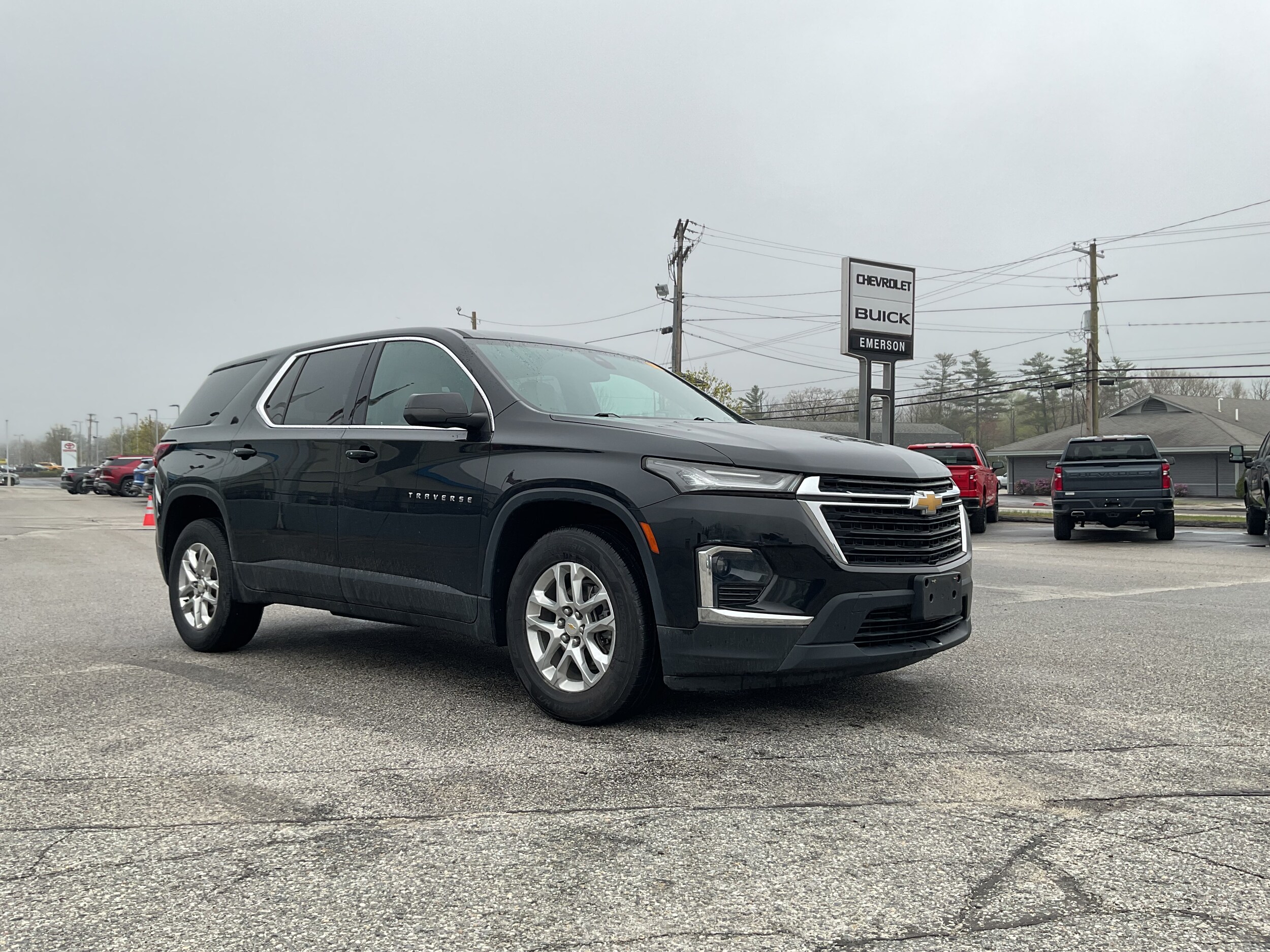2022 Chevrolet Traverse LS photo 2
