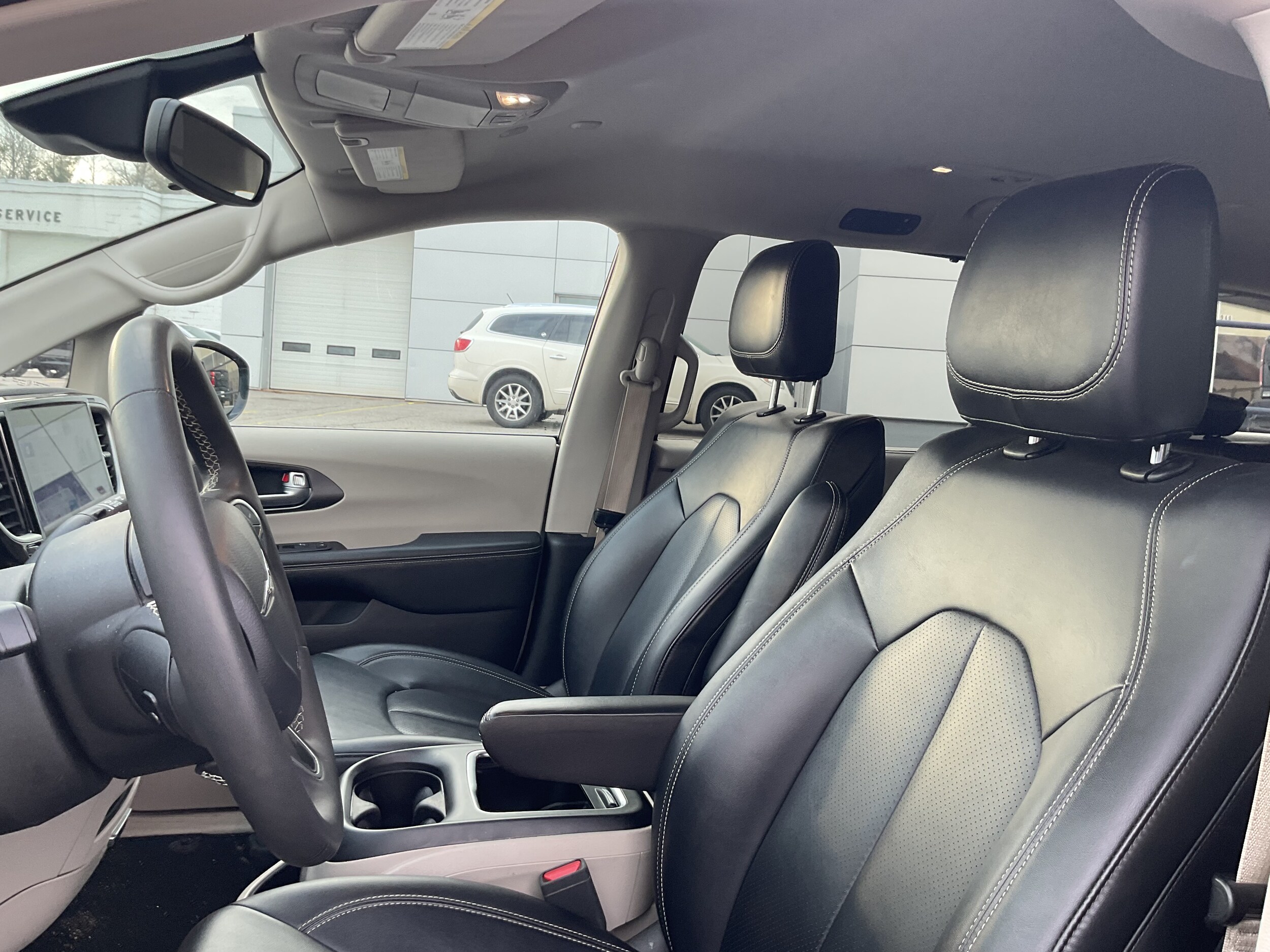 2024 Chrysler Pacifica Touring L photo 4