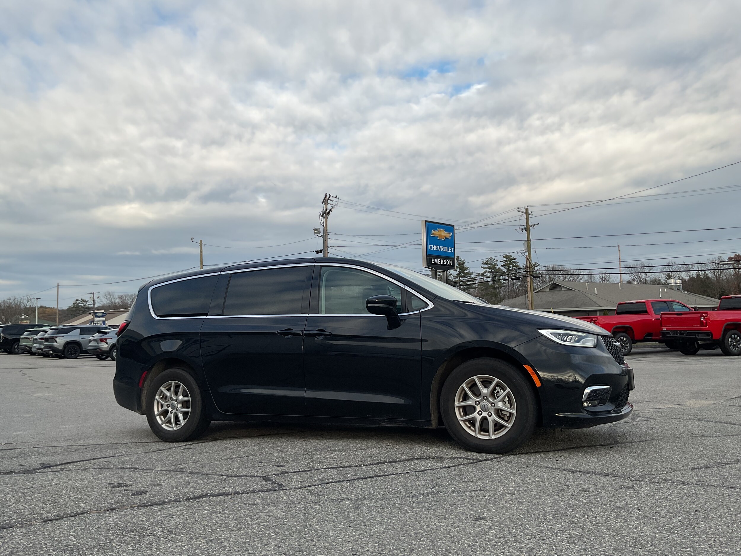 2024 Chrysler Pacifica Touring L photo 2