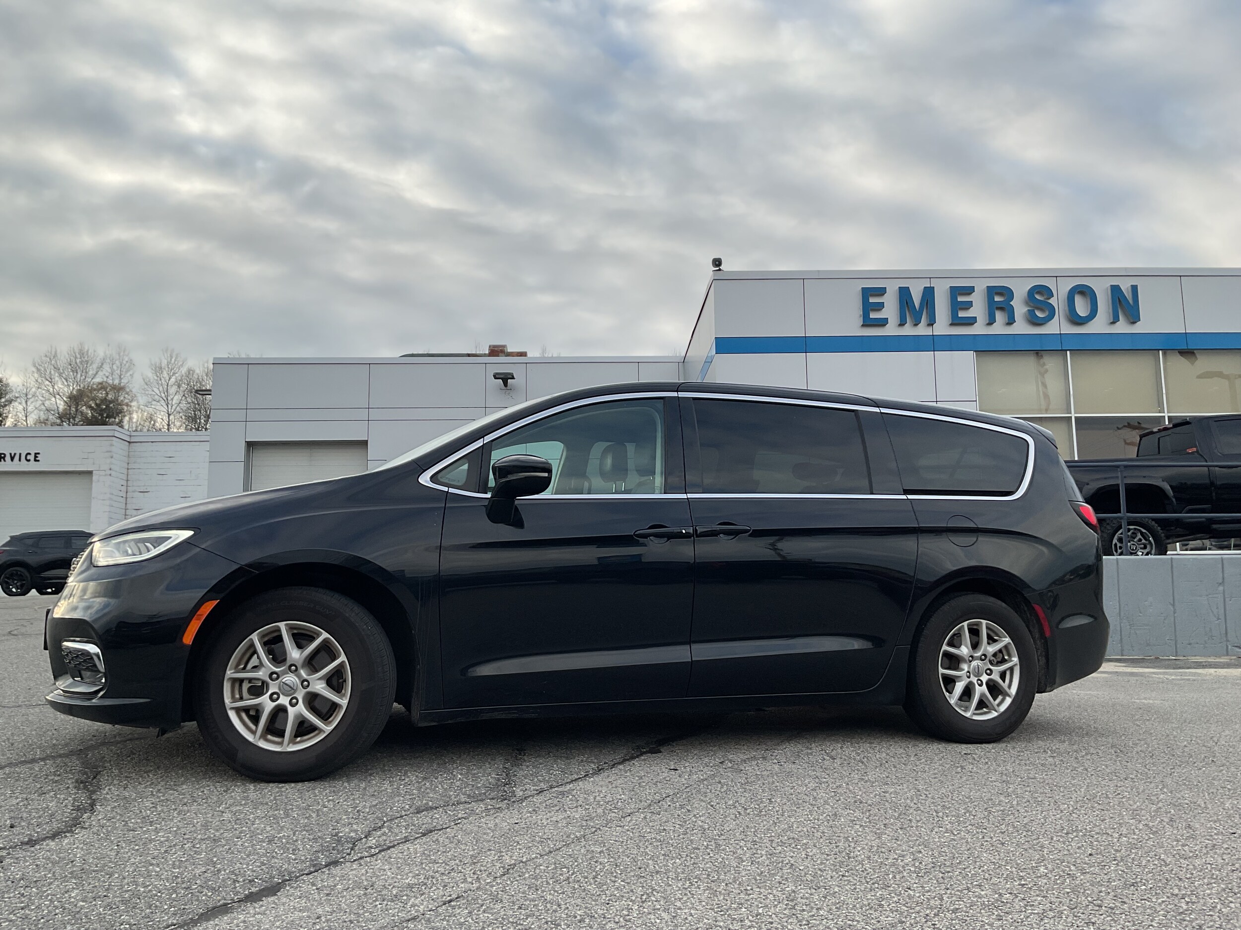 2024 Chrysler Pacifica Touring L photo 3