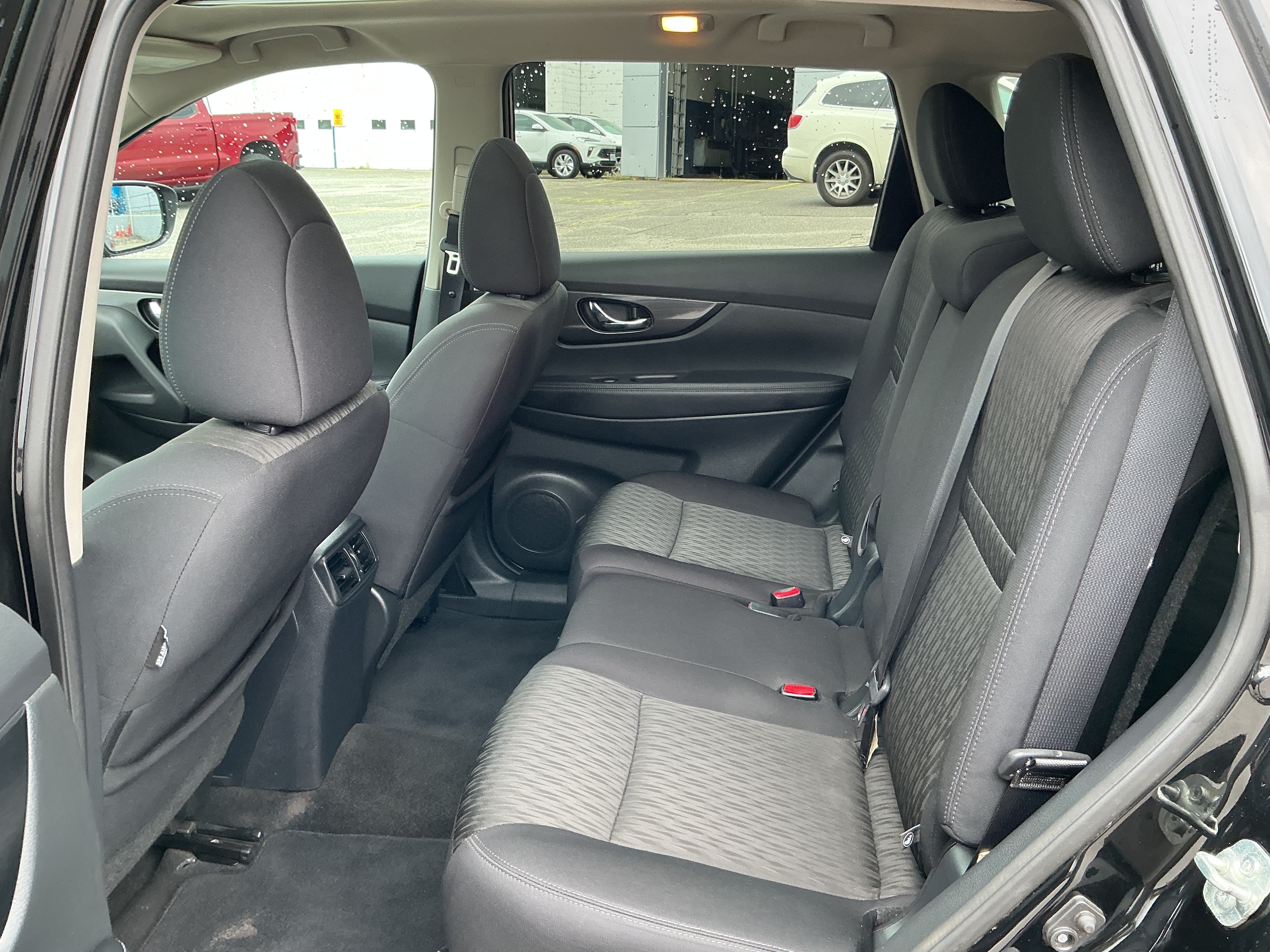 2017 Nissan Rogue SV - Photo 10