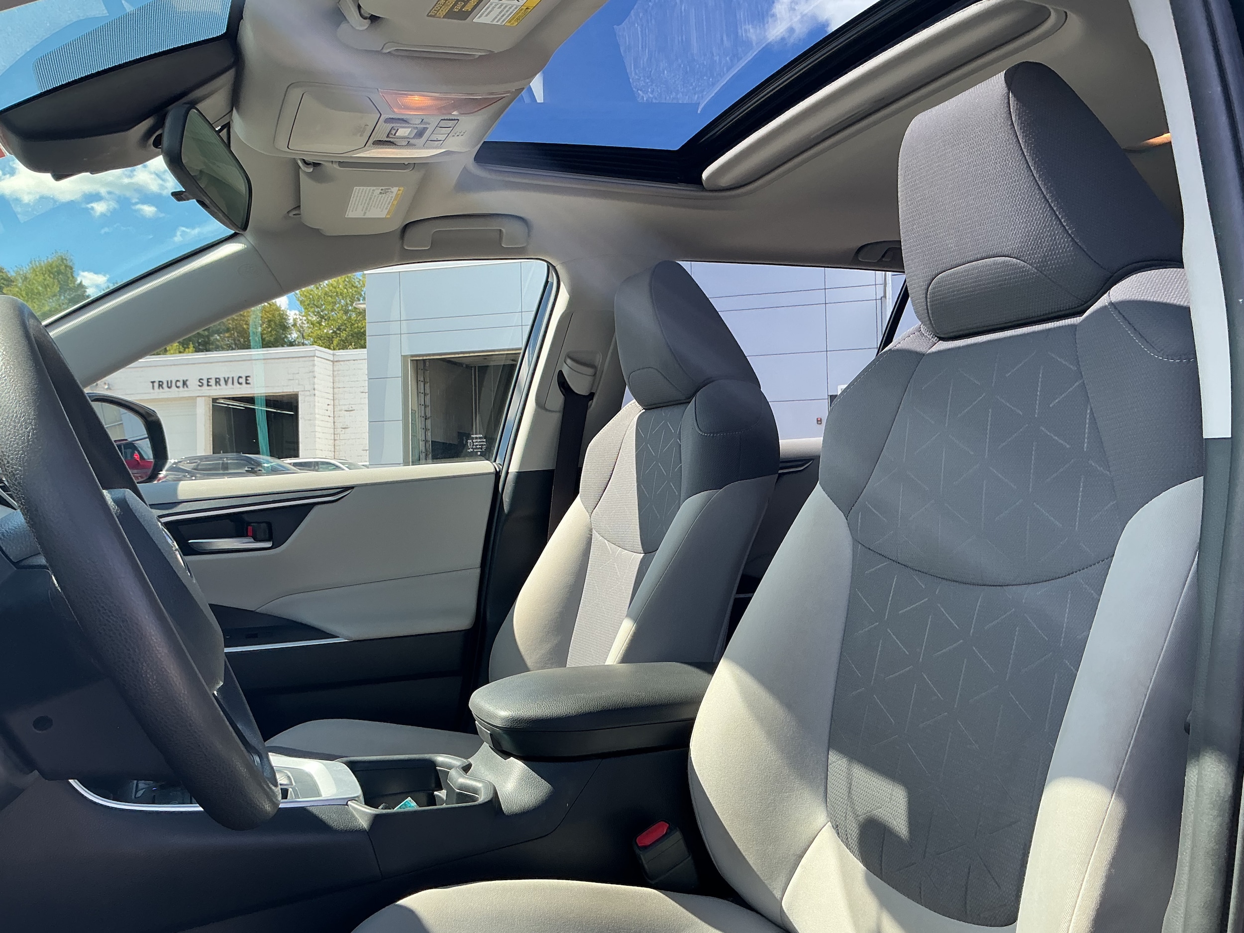 2020 Toyota RAV4 XLE - Photo 7