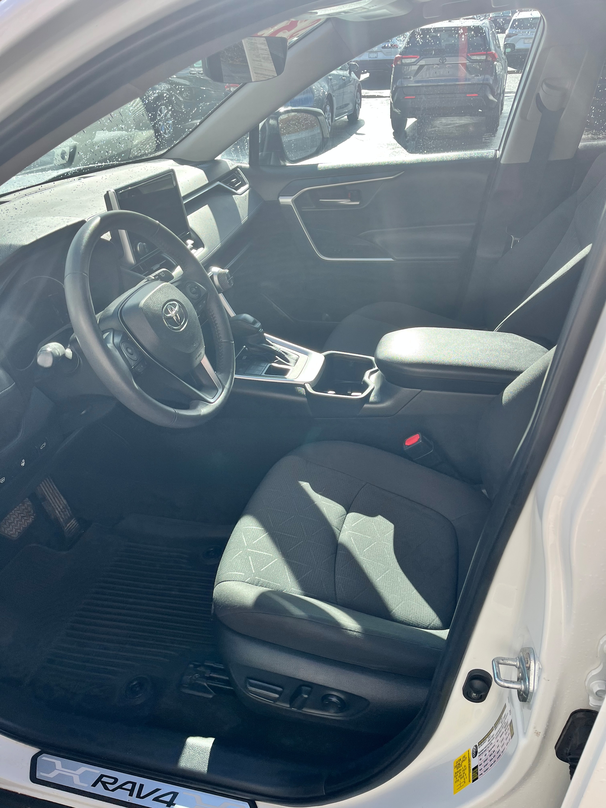 2023 Toyota RAV4 XLE - Photo 6