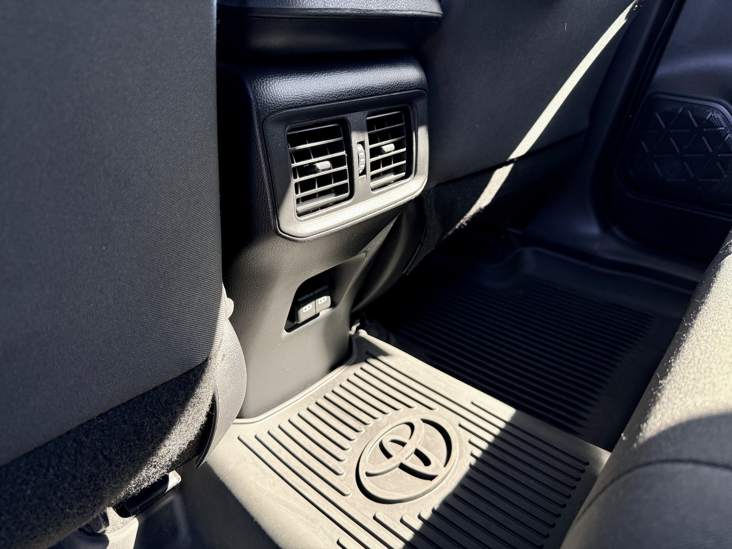 2023 Toyota RAV4 XLE - Photo 40
