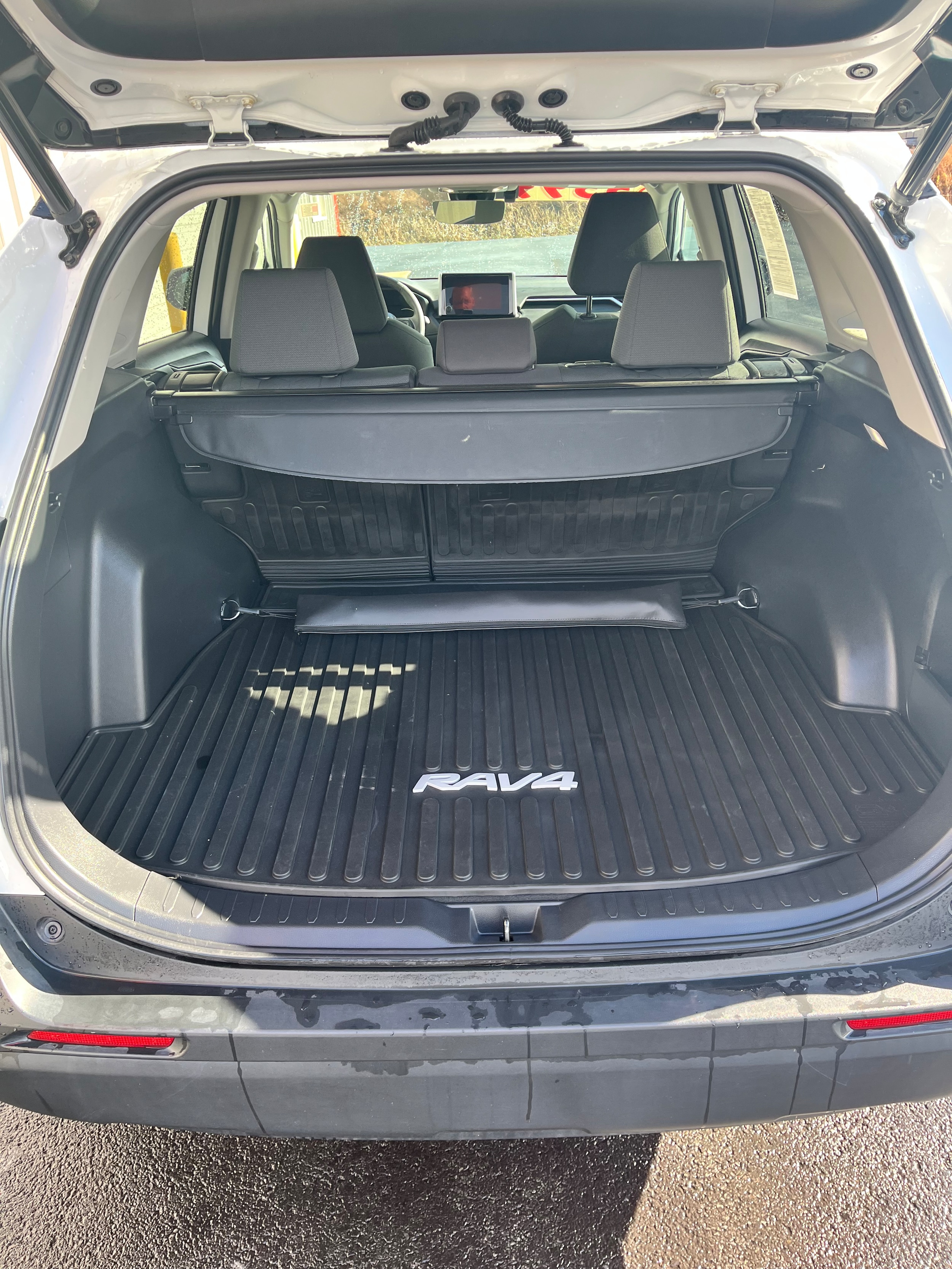 2023 Toyota RAV4 XLE - Photo 13