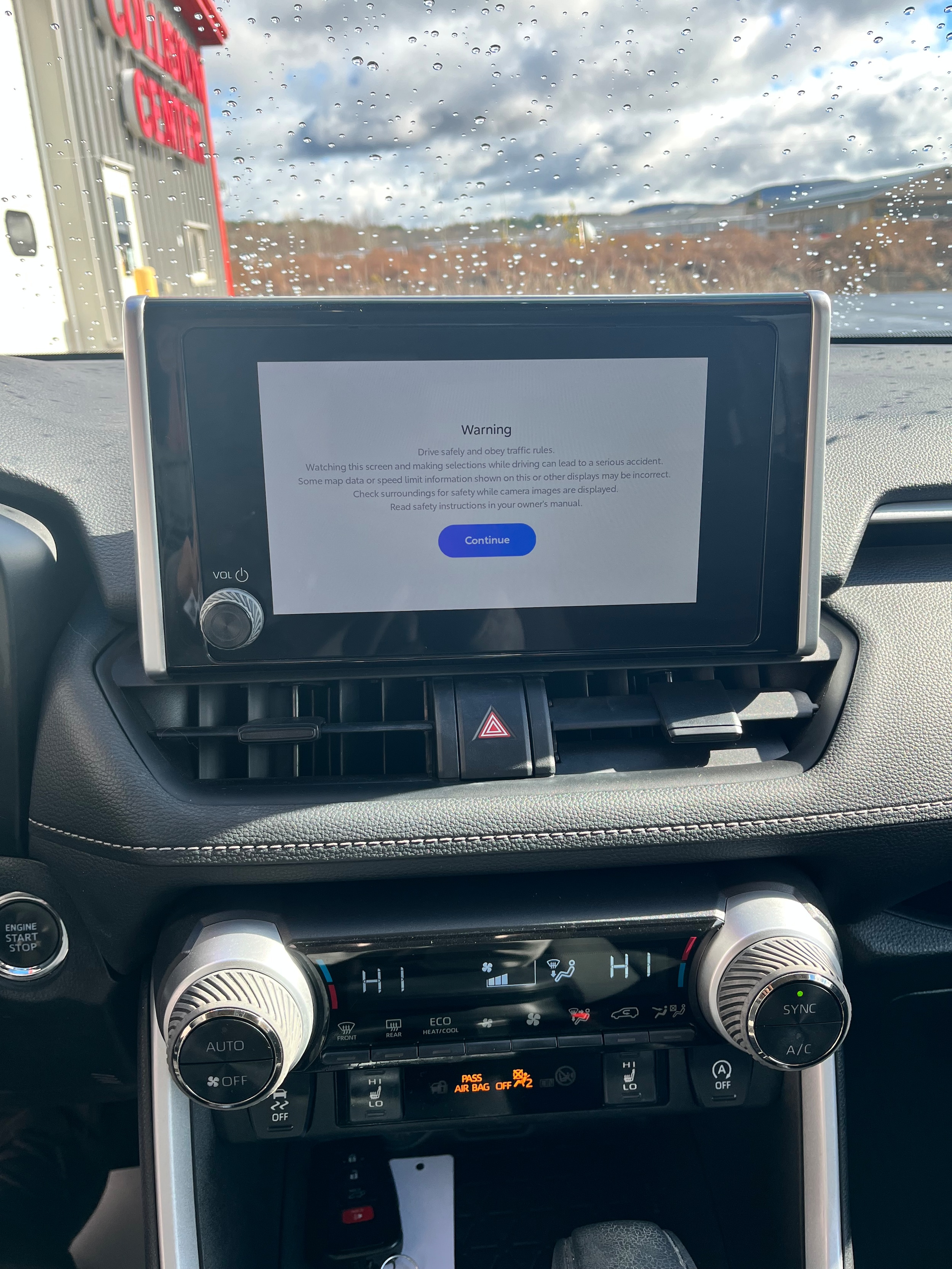 2023 Toyota RAV4 XLE - Photo 9