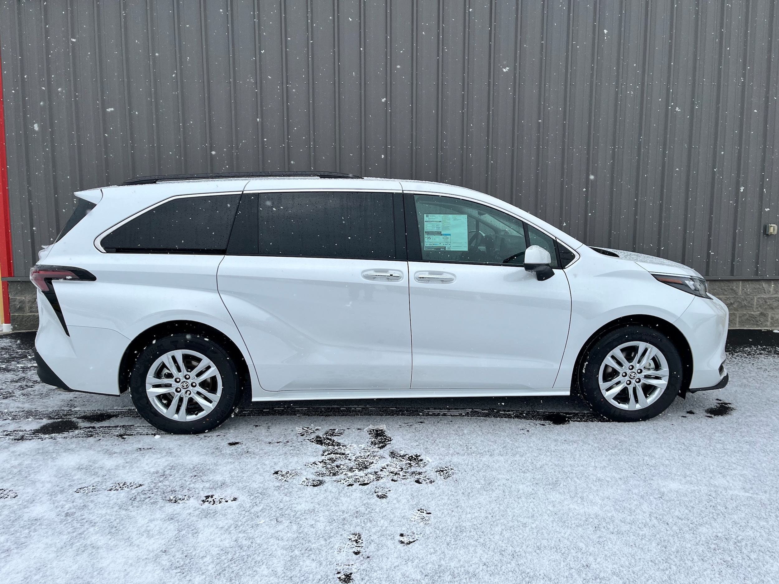 2025 Toyota Sienna XLE's photo