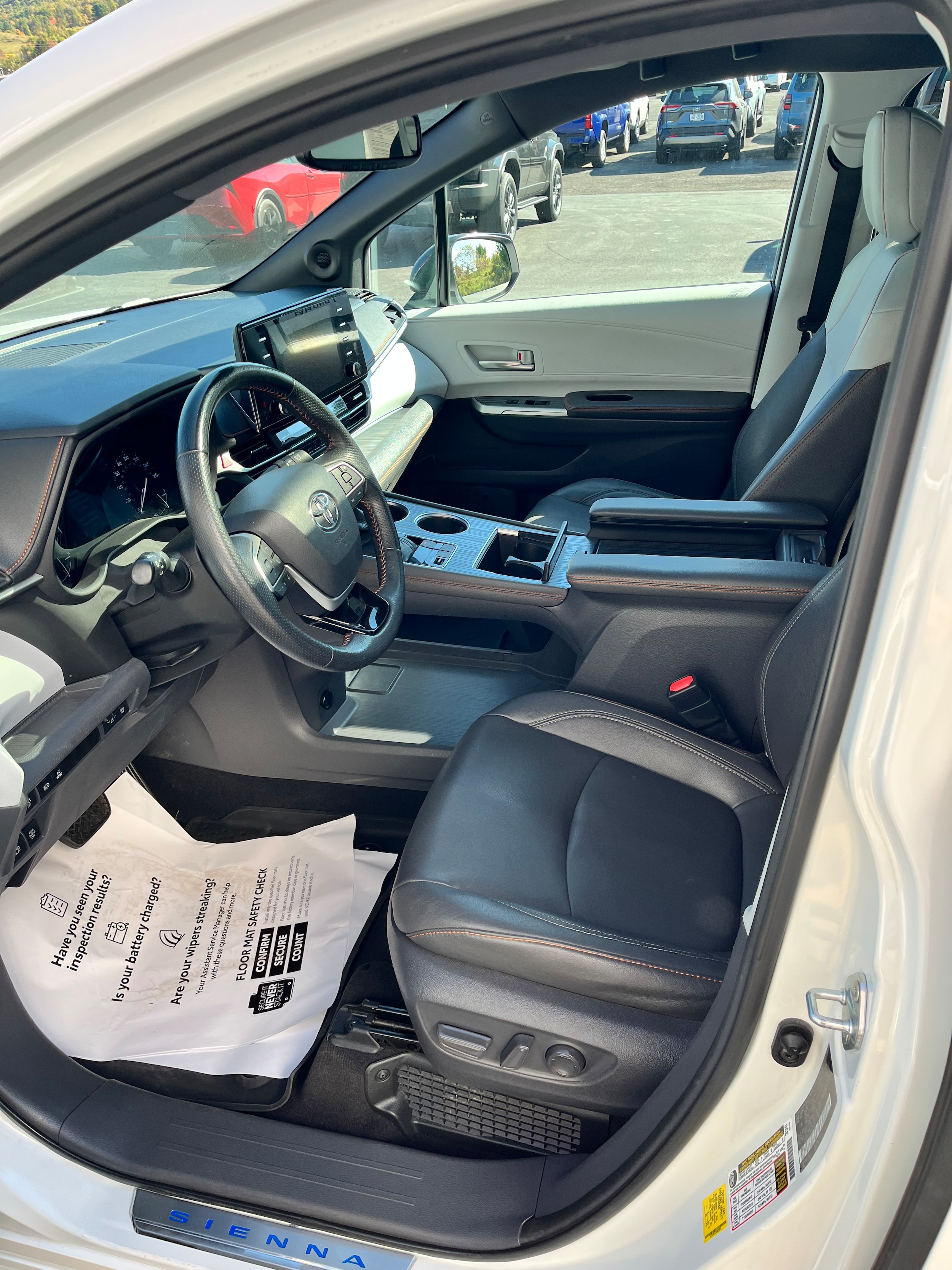 2021 Toyota Sienna XSE - Photo 6