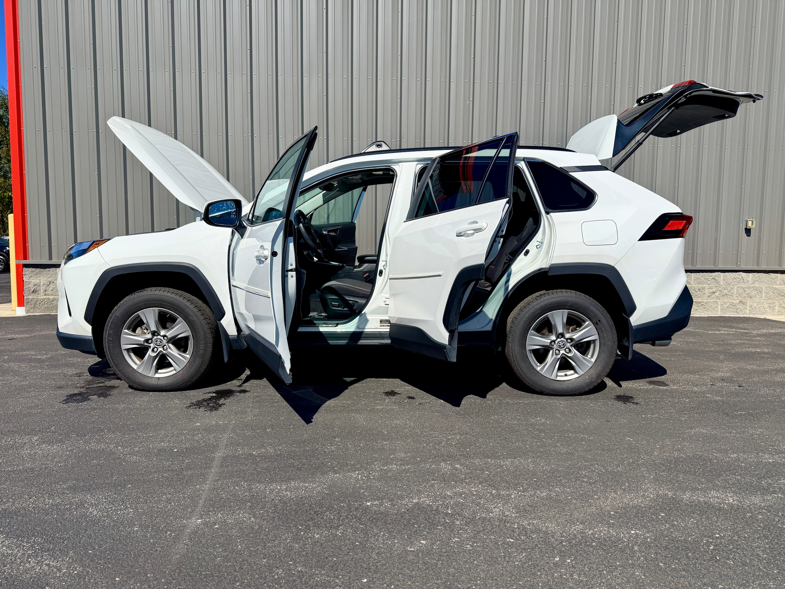 2023 Toyota RAV4 XLE - Photo 18