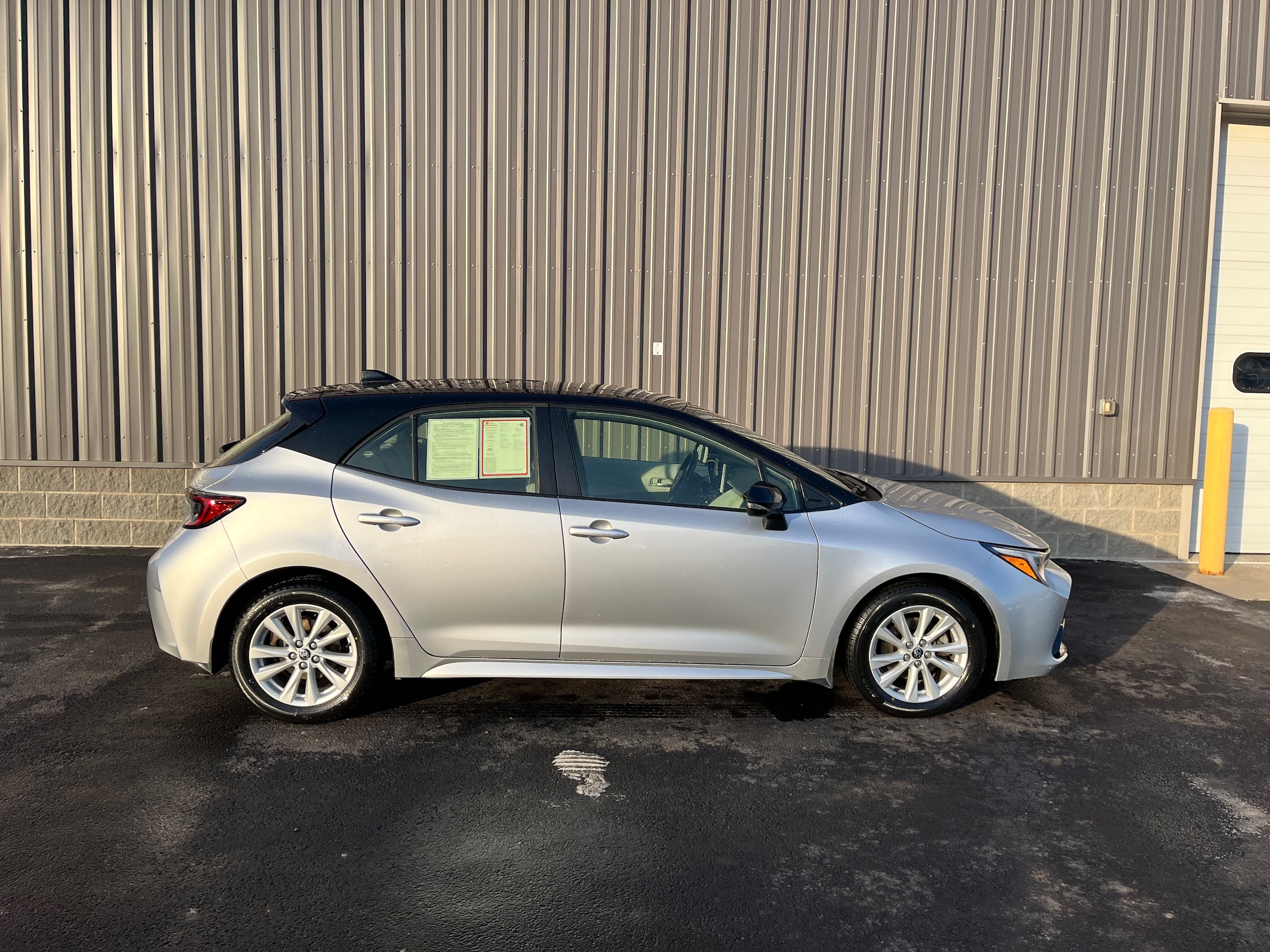 2023 Toyota Corolla Hatchback SE's photo