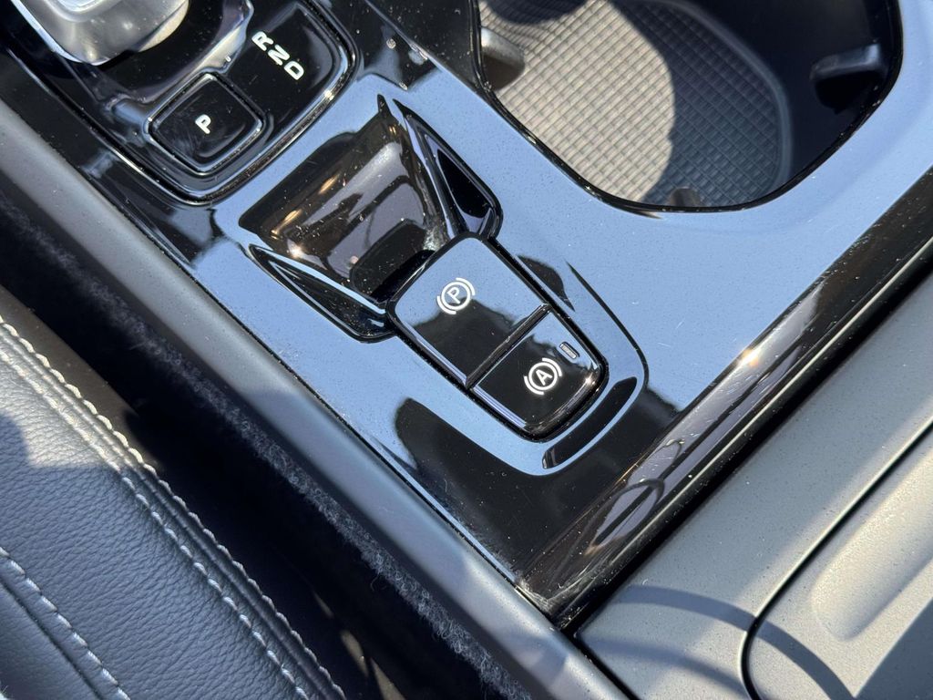 2026 Volvo XC40 Plus - Photo 32