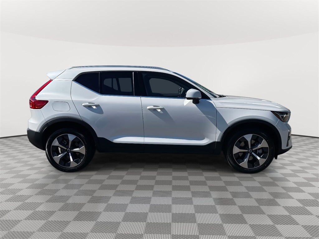 2025 Volvo XC40 Core photo 2