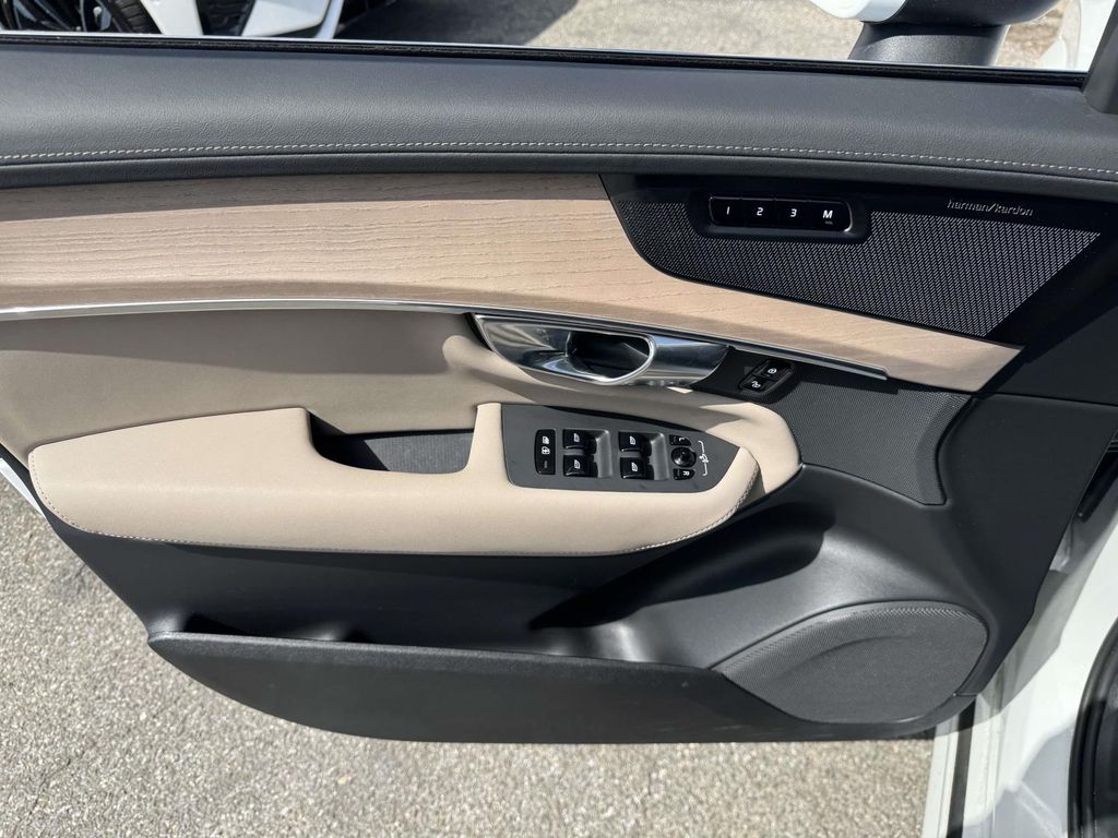 2026 Volvo XC90 Plus - Photo 17