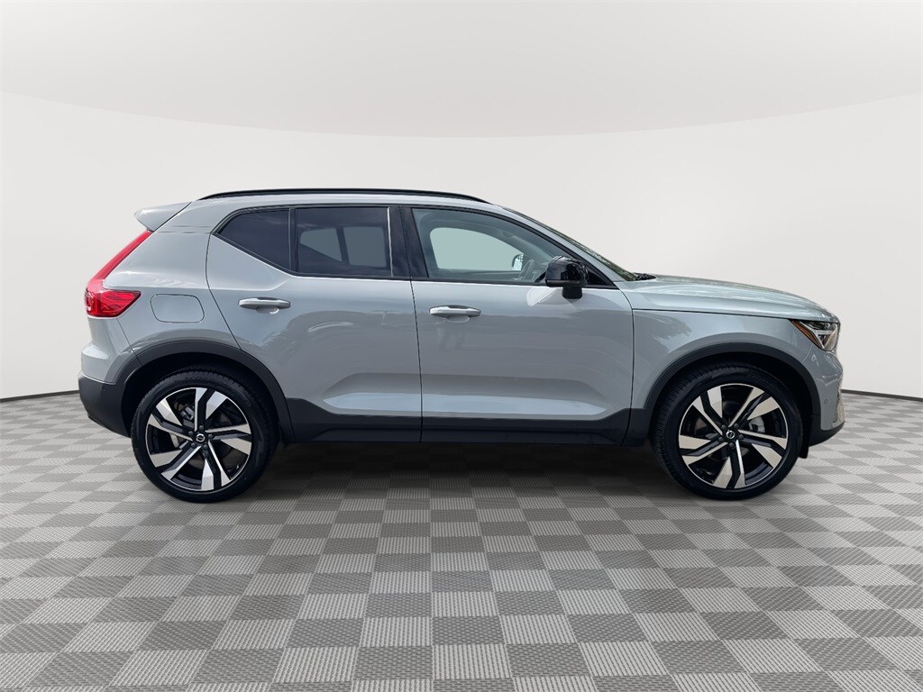 2025 Volvo XC40 Plus photo 3