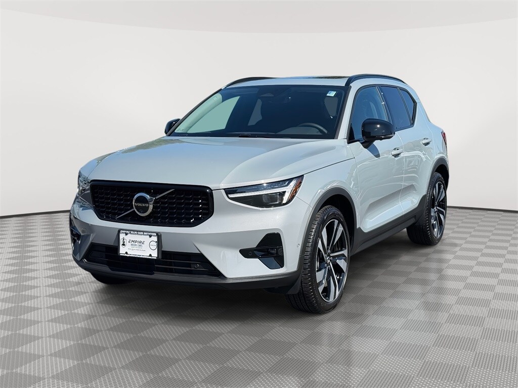 2025 Volvo XC40 photo 2