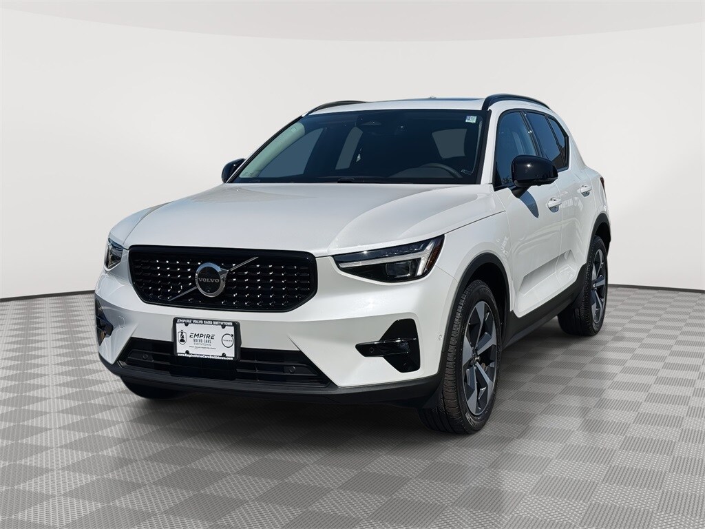 2025 Volvo XC40 Plus photo 2
