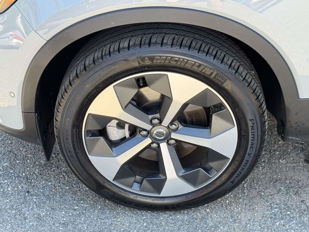 2026 Volvo XC40 Plus - Photo 8