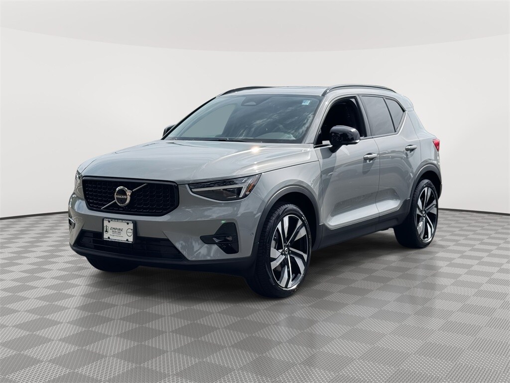 2025 Volvo XC40 Plus photo 2