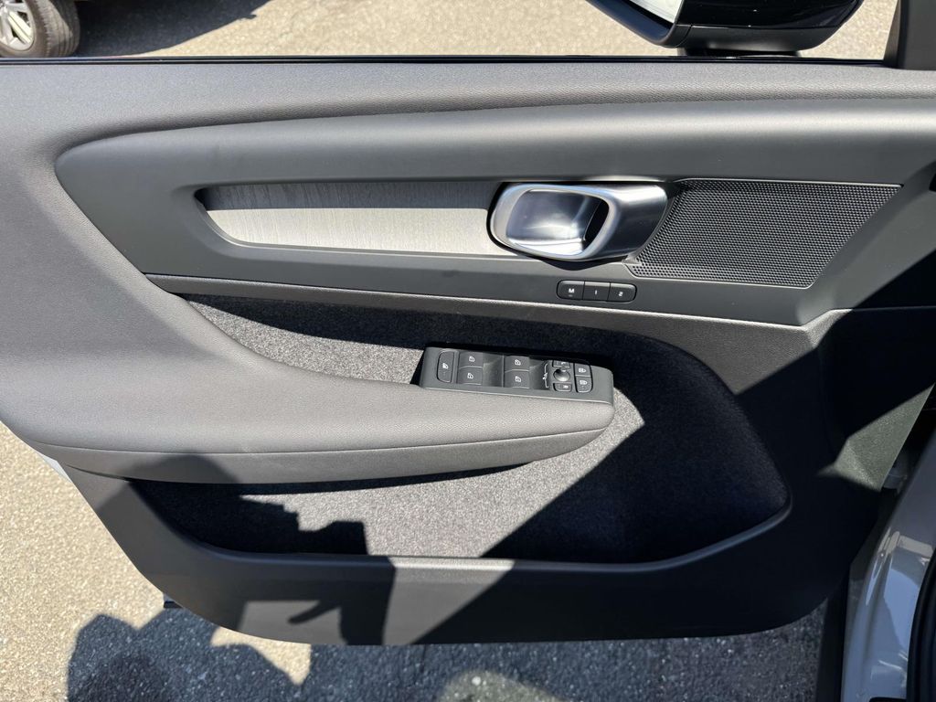 2026 Volvo XC40 Plus - Photo 17