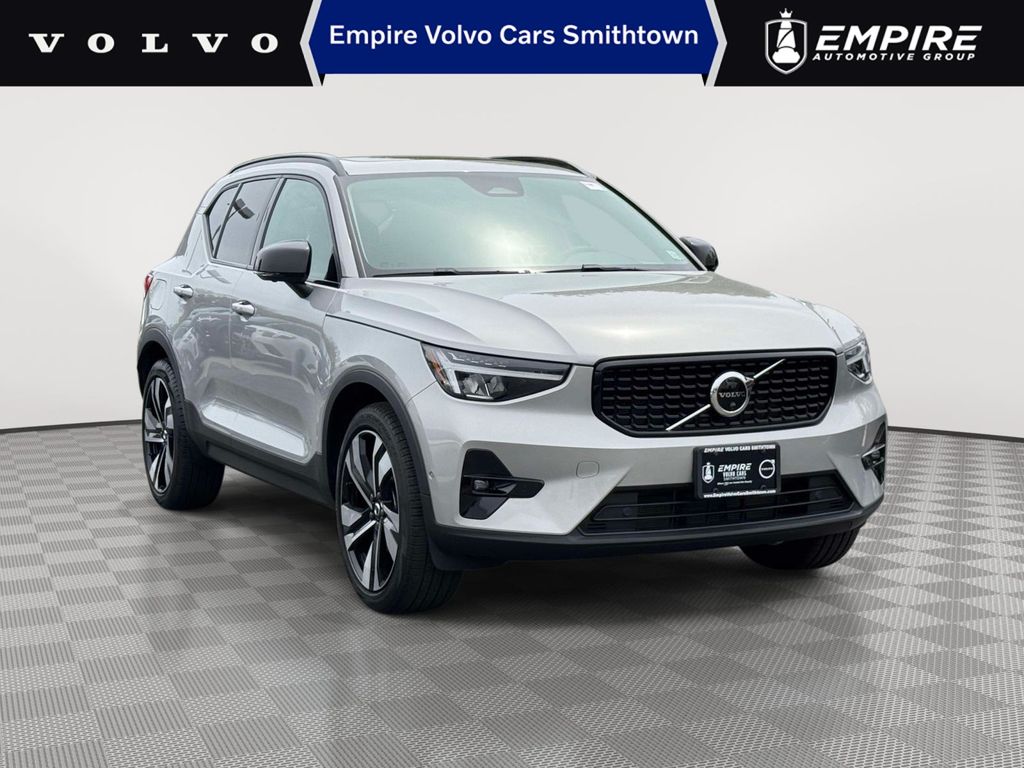 2023 Volvo XC40 B5 Plus Dark AWD's photo