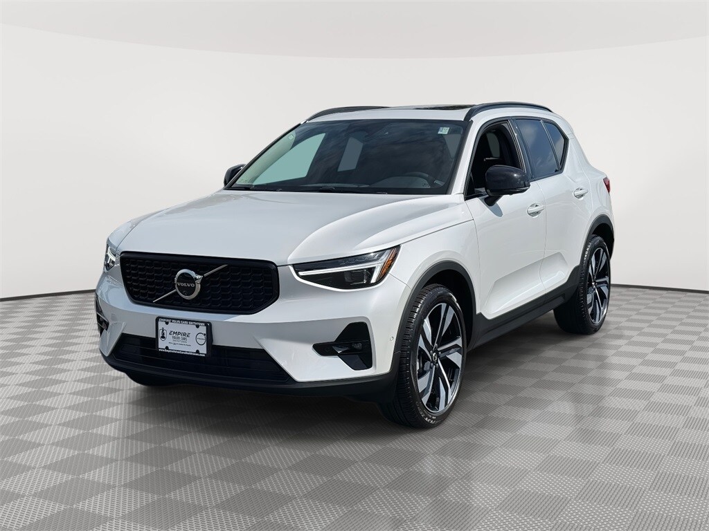 2025 Volvo XC40 photo 2