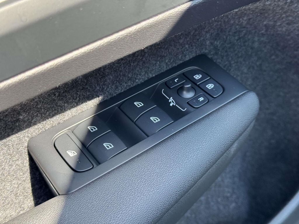 2026 Volvo XC40 Plus - Photo 18