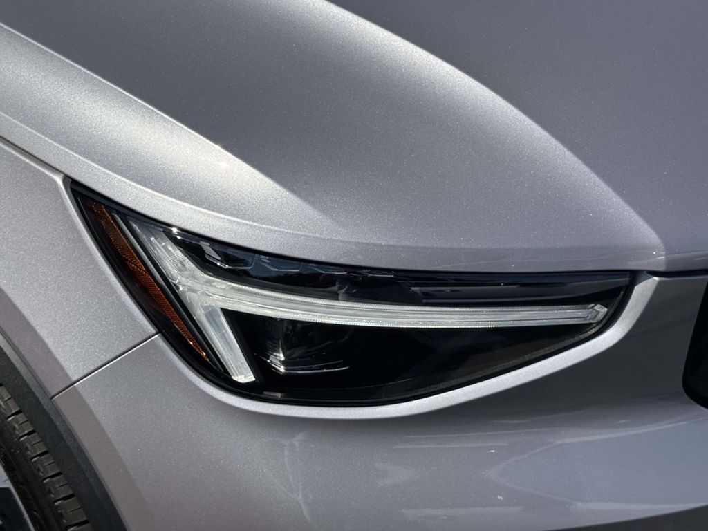 2026 Volvo XC40 Plus - Photo 10