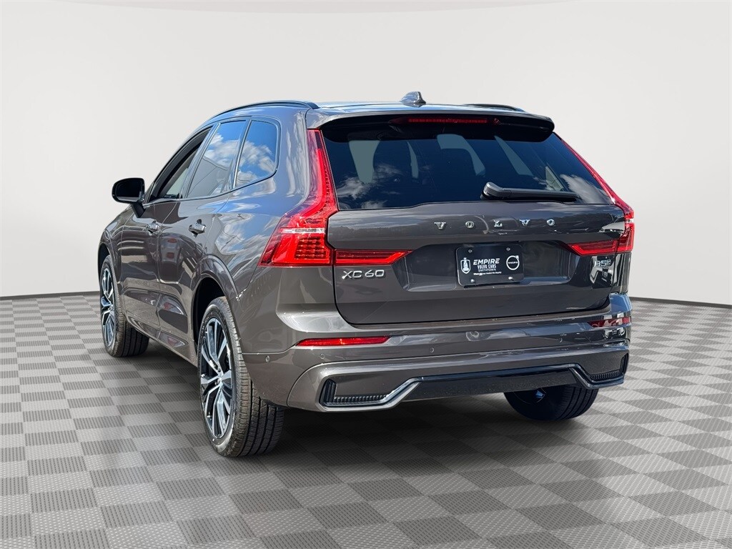 2025 Volvo XC60 B5 Plus photo 4