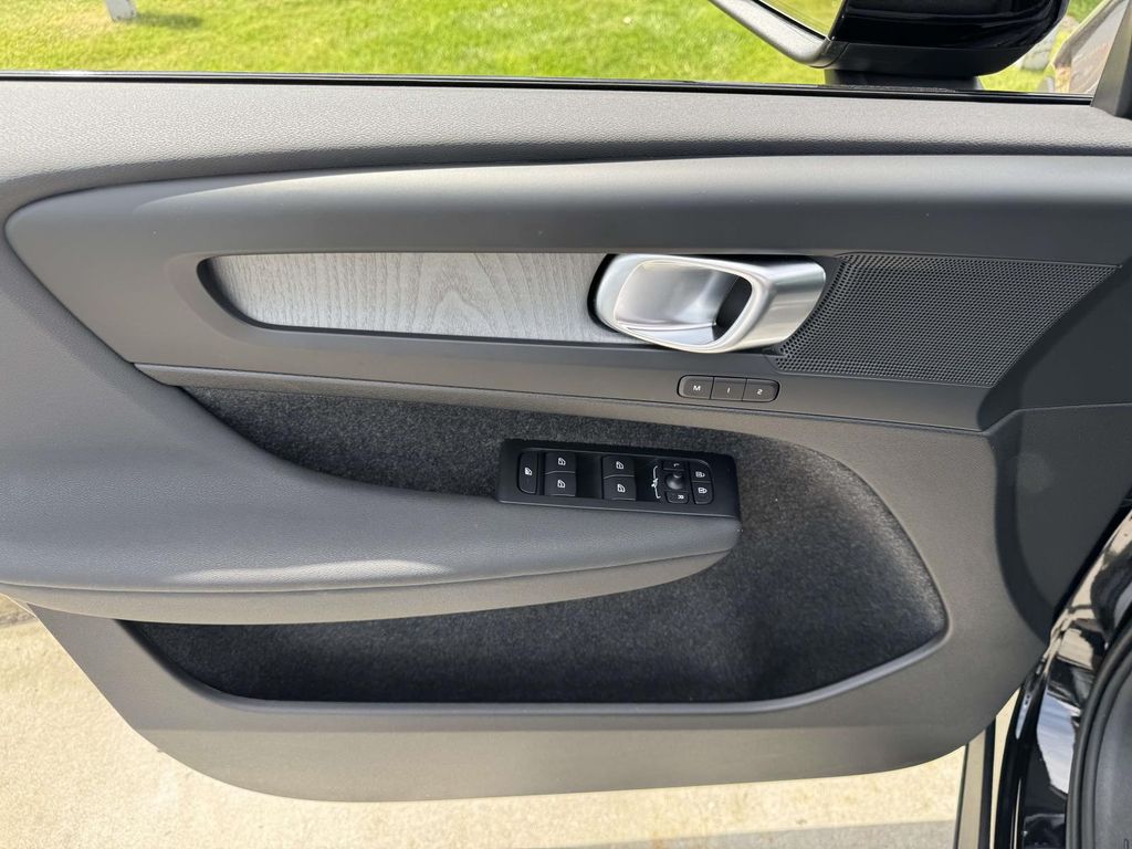 2026 Volvo XC40 Plus - Photo 17