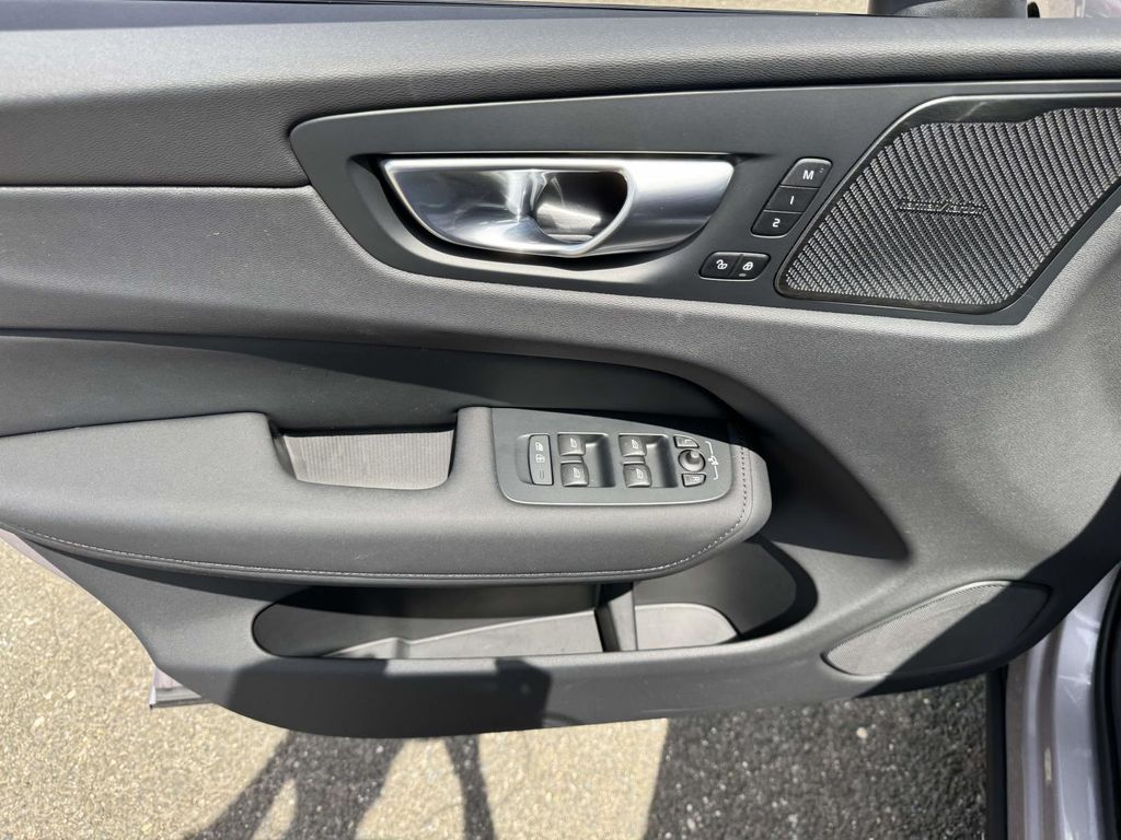 2026 Volvo XC60 Plus - Photo 18