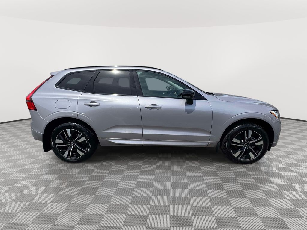 2026 Volvo XC60 Plus - Photo 3