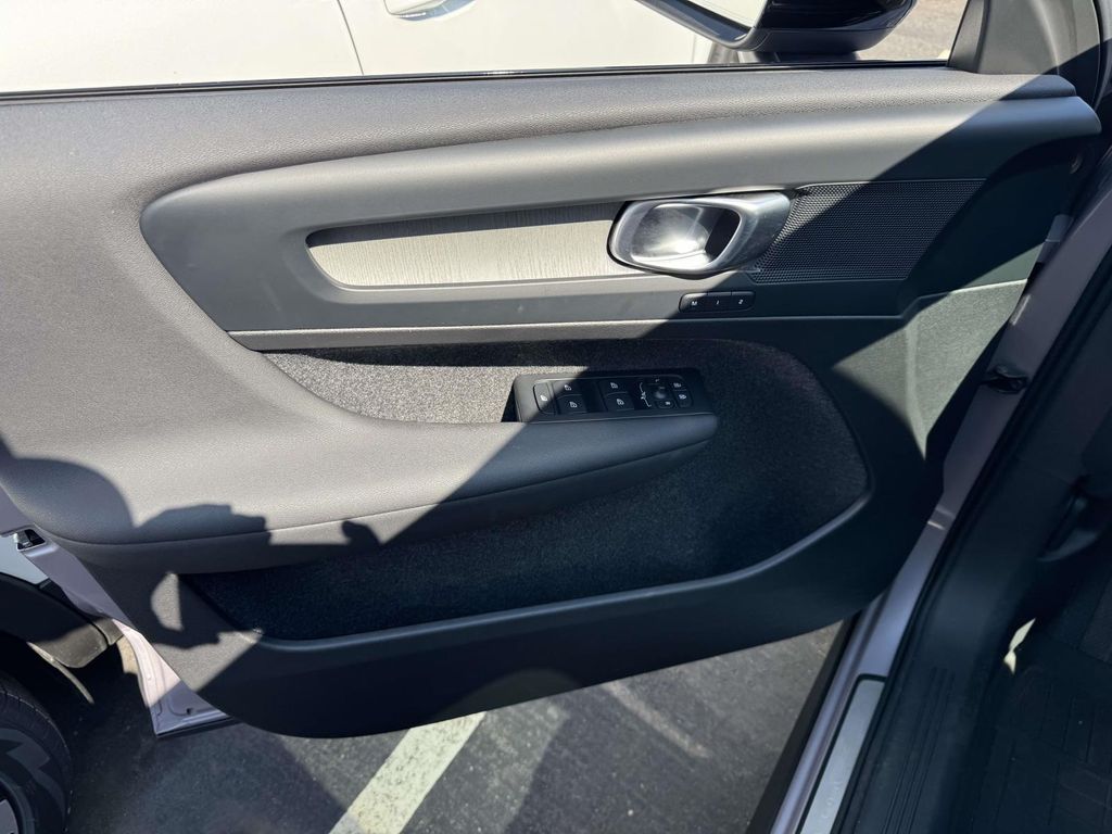 2026 Volvo XC40 Plus - Photo 17