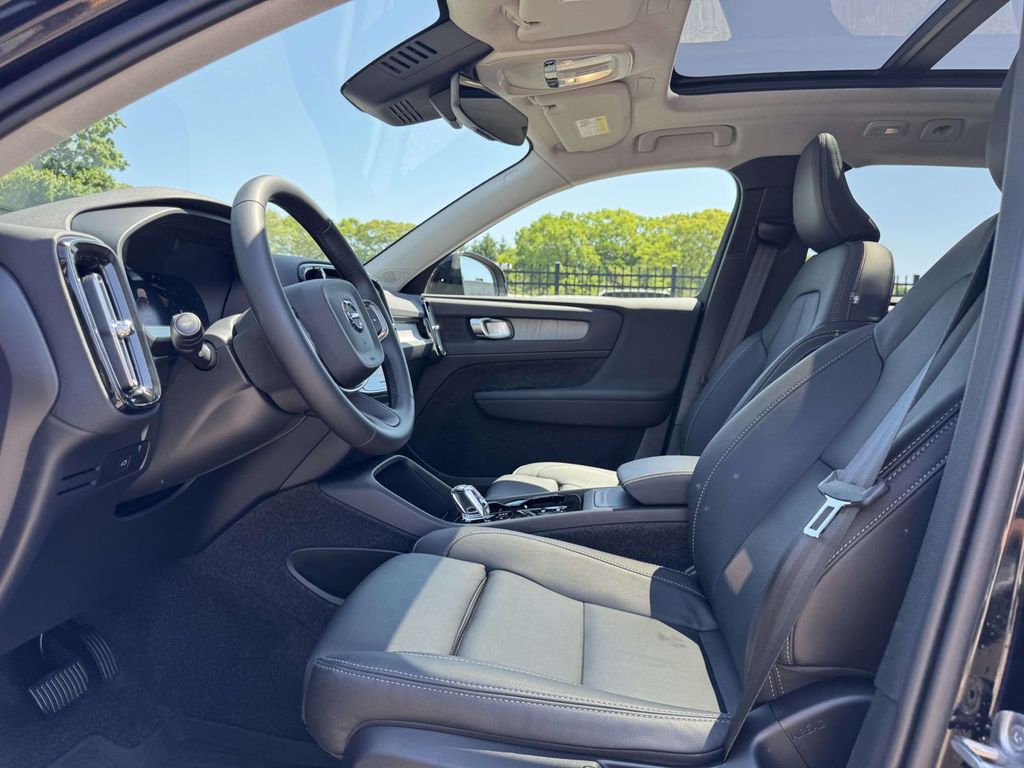 2026 Volvo XC40 Plus - Photo 16