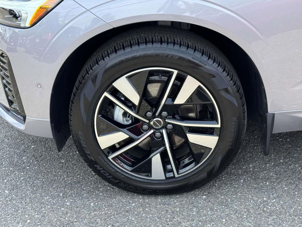 2026 Volvo XC60 Plus - Photo 9