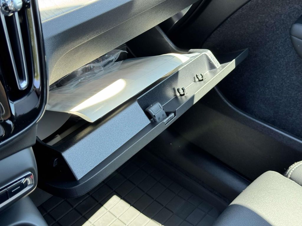 2026 Volvo XC40 Plus - Photo 34