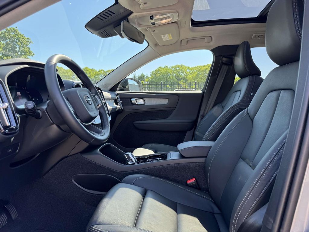 2026 Volvo XC40 Plus - Photo 16