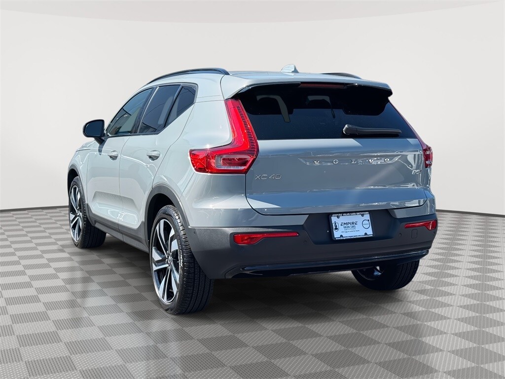 2025 Volvo XC40 photo 4