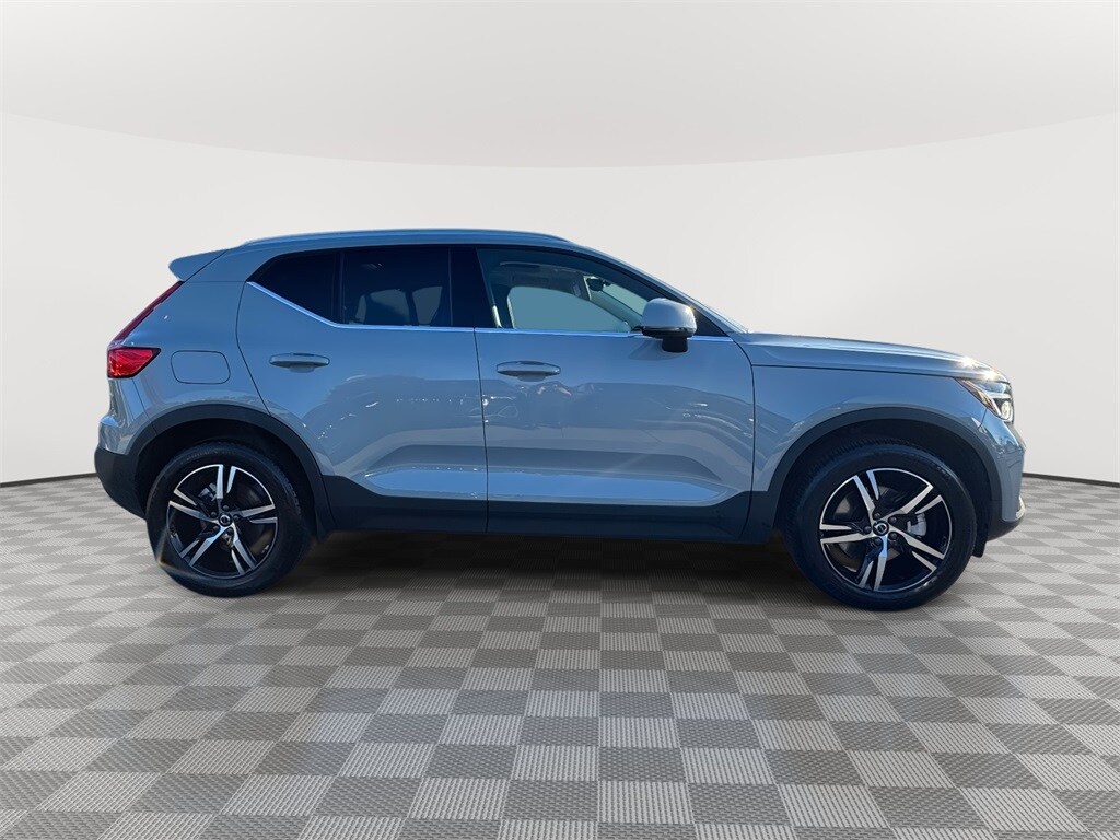 2025 Volvo XC40 Core photo 2